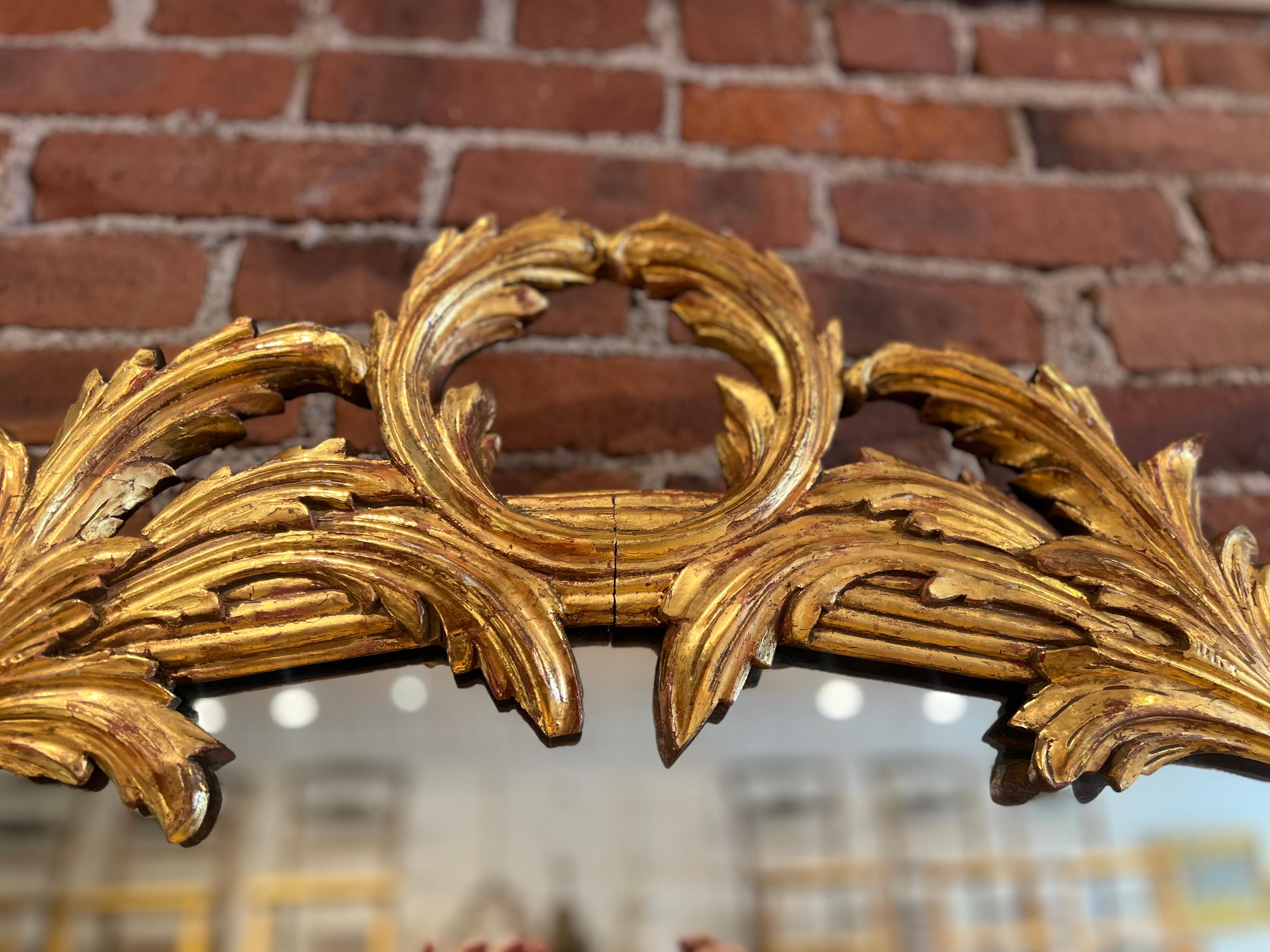 Miroir en gesso doré de style rococo italien du milieu du 20e siècle État moyen - En vente à Black Rock, CT