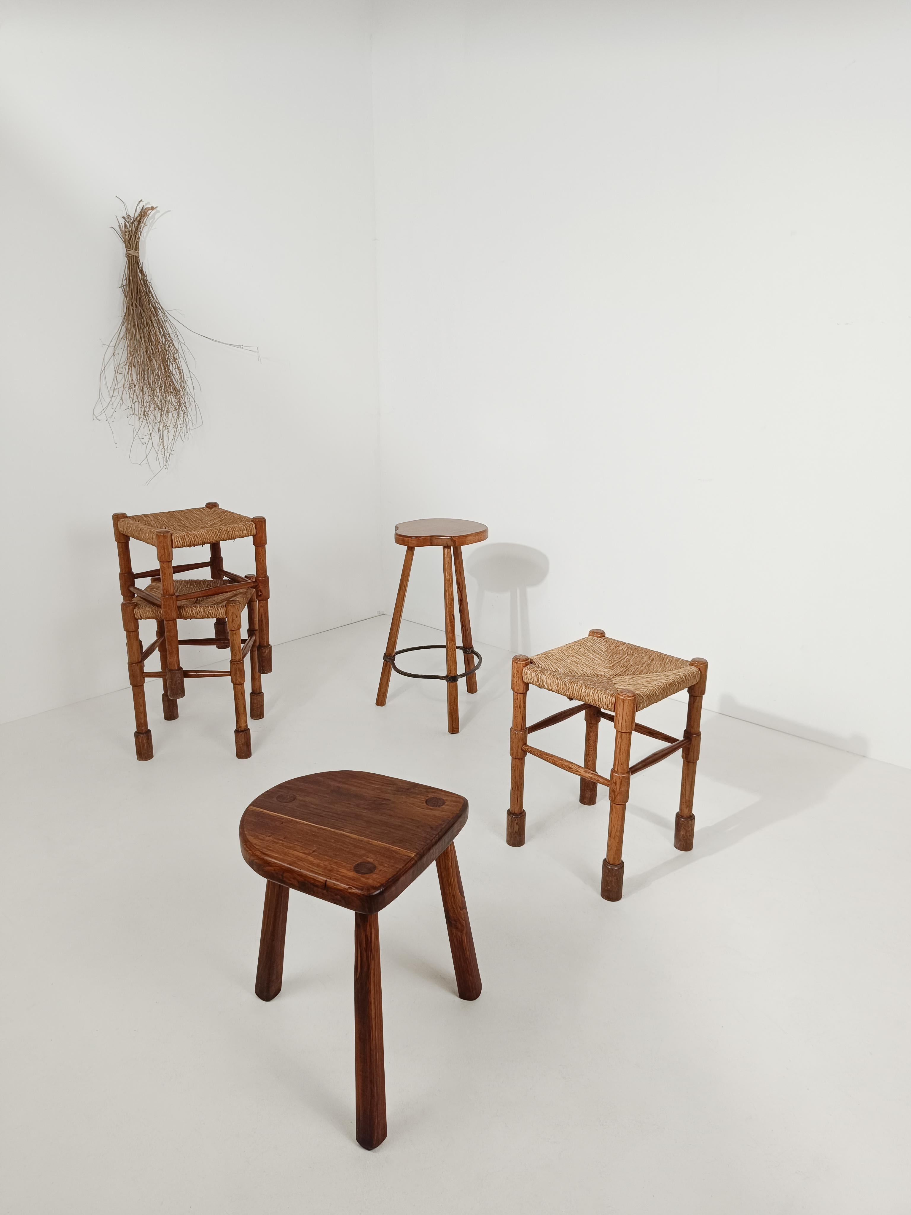 Wir bieten Ihnen einige herrliche Hocker an, die in Italien hergestellt werden und aus einer ländlichen Gegend der Abruzzen stammen.
Diese Vintage-Hocker aus der Mitte des 20. Jahrhunderts sind aus massivem, gedrechseltem Eschenholz und einem