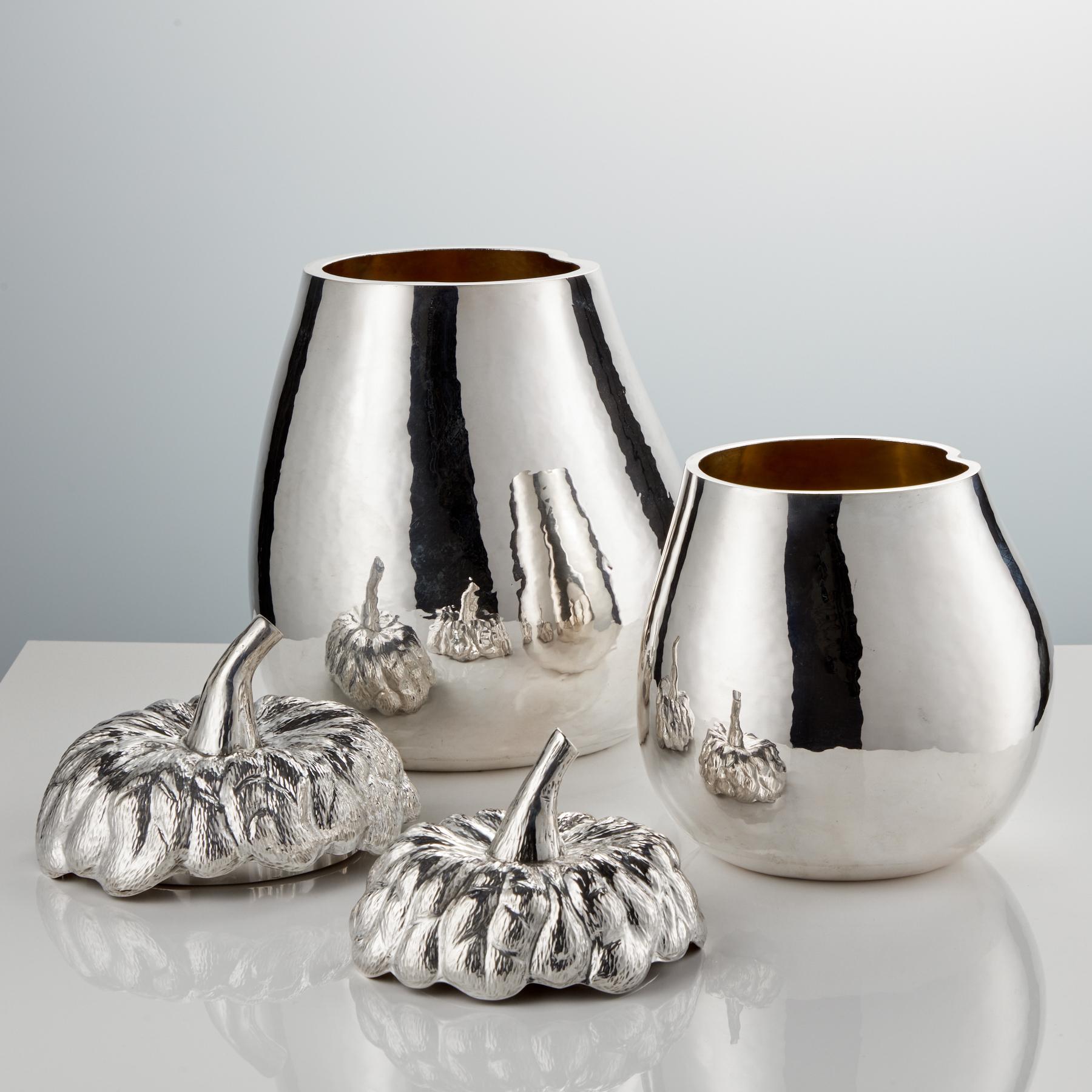 Although not a pair these two quality pieces complement each other perfectly?
All handmade, the gently hammered body and lids are a real mark of quality & they are in excellent condition.
The perfect barware or decorative item.
Origin Italy