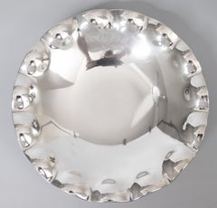 Vassoio con piede smerlato o ciotola bassa in argento della metà del XX secolo