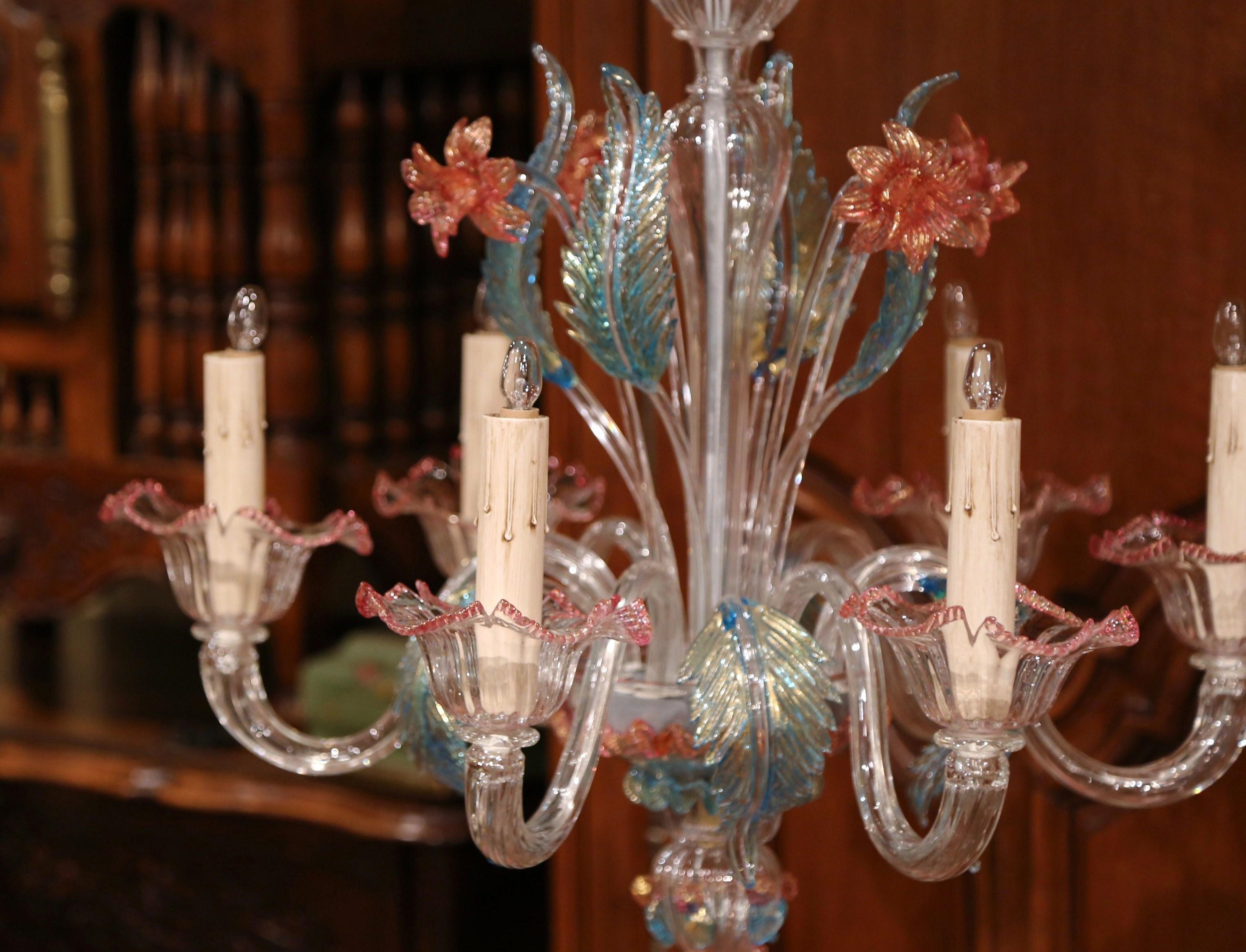Italienischer Sechs-Licht-Kronleuchter aus geblasenem Muranoglas mit Blumenmotiven aus dem 20. Jahrhundert 4