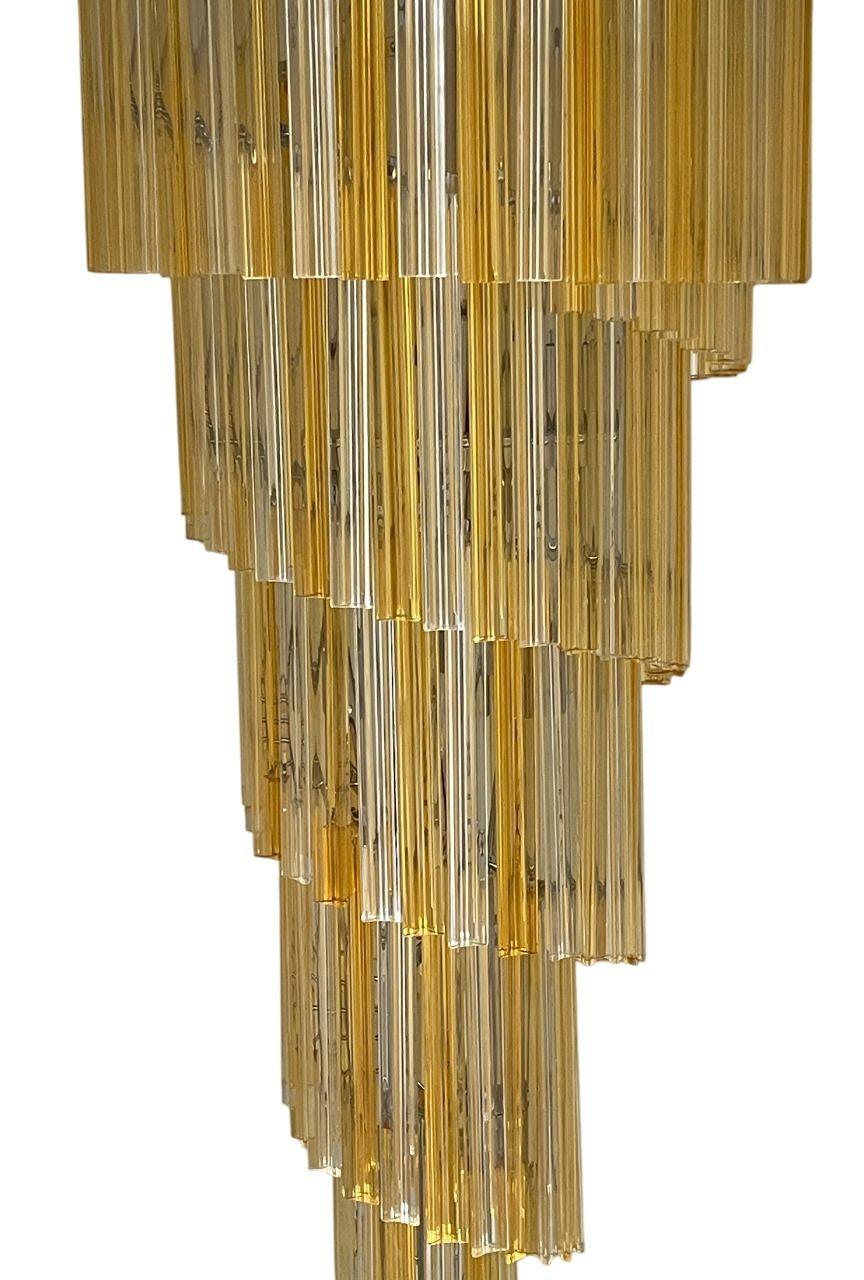 Italiano Lampadario a spirale italiano della metà del XX secolo con vetro ambra e trasparente di Venini in vendita
