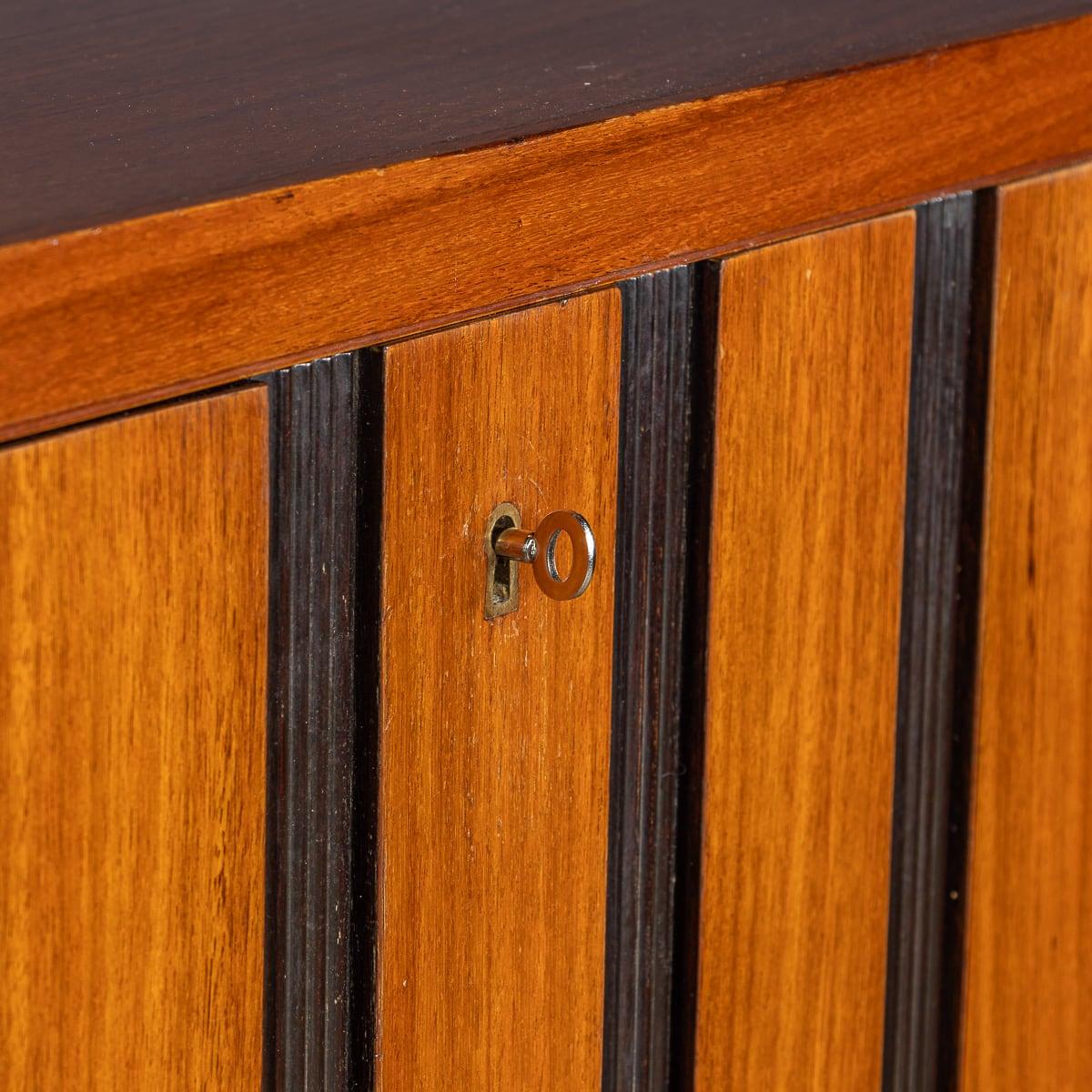 Buffet in legno a righe di Paolo Buffa della metà del XX secolo, 1950 ca. in vendita 6