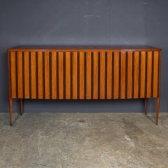 Aparador italiano de madera a rayas de mediados del siglo XX de Paolo Buffa c.1950