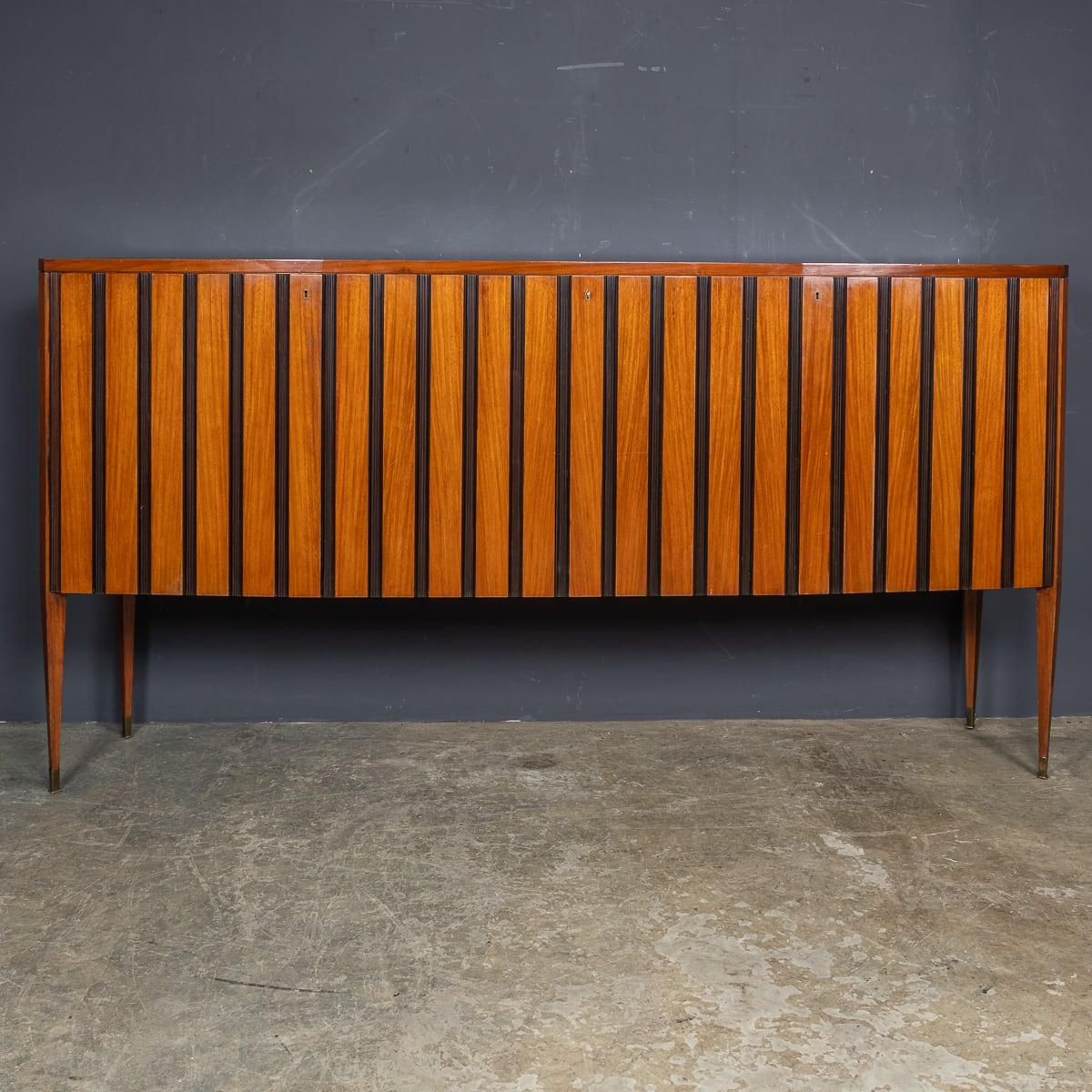 Italiano Buffet in legno a righe di Paolo Buffa della metà del XX secolo, 1950 ca. in vendita