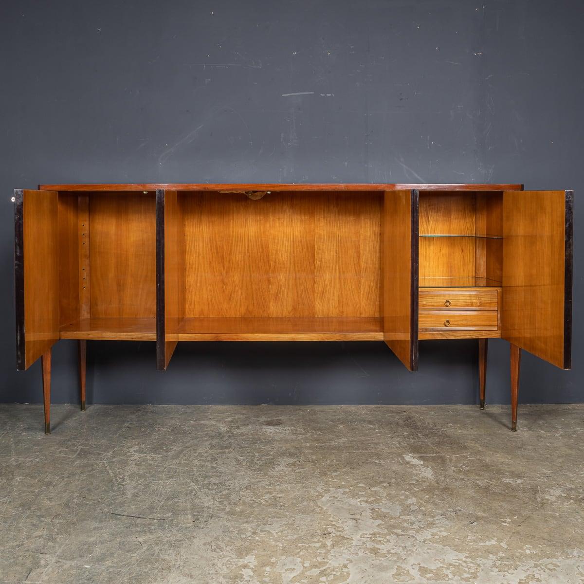 Buffet in legno a righe di Paolo Buffa della metà del XX secolo, 1950 ca. in vendita 1