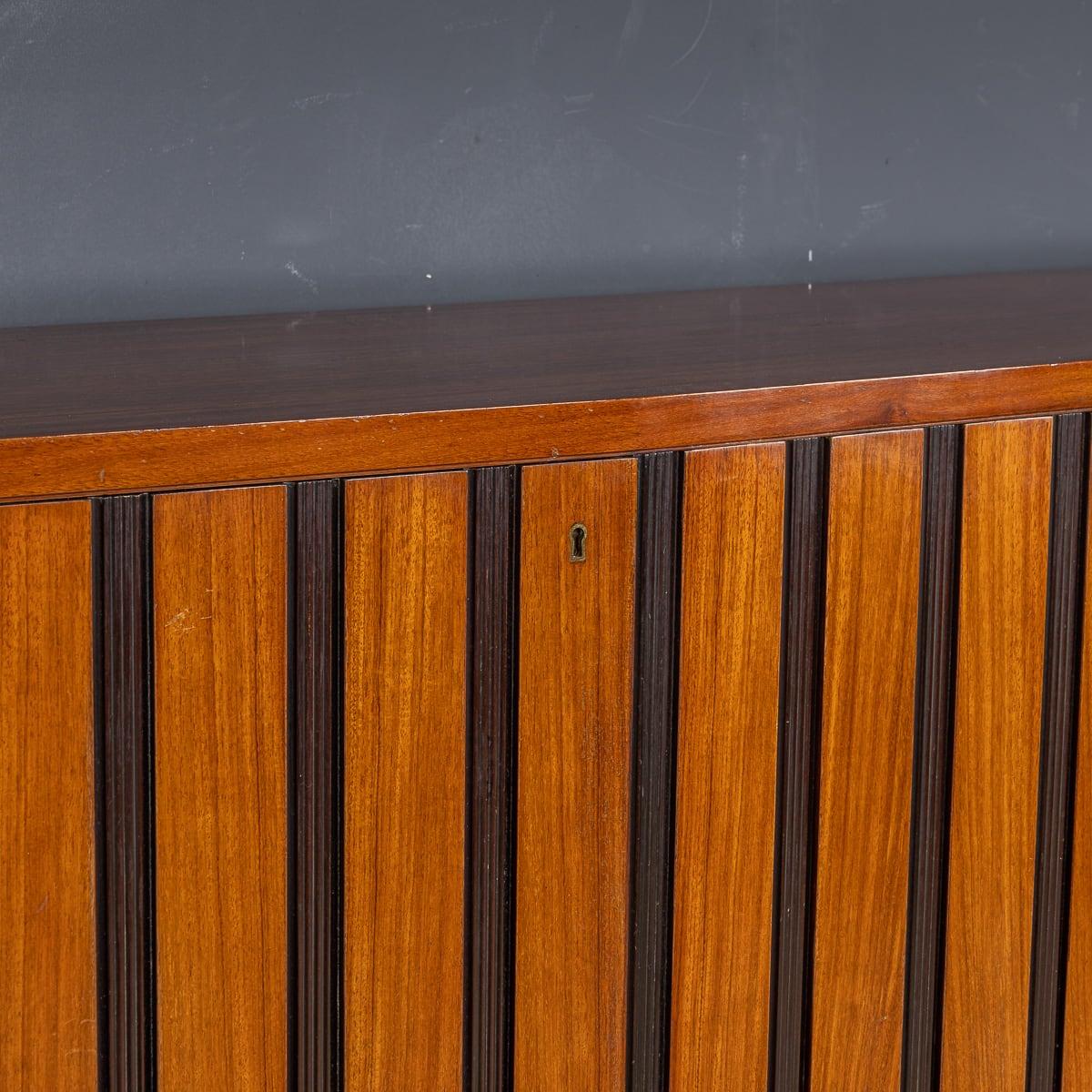 Buffet in legno a righe di Paolo Buffa della metà del XX secolo, 1950 ca. in vendita 2