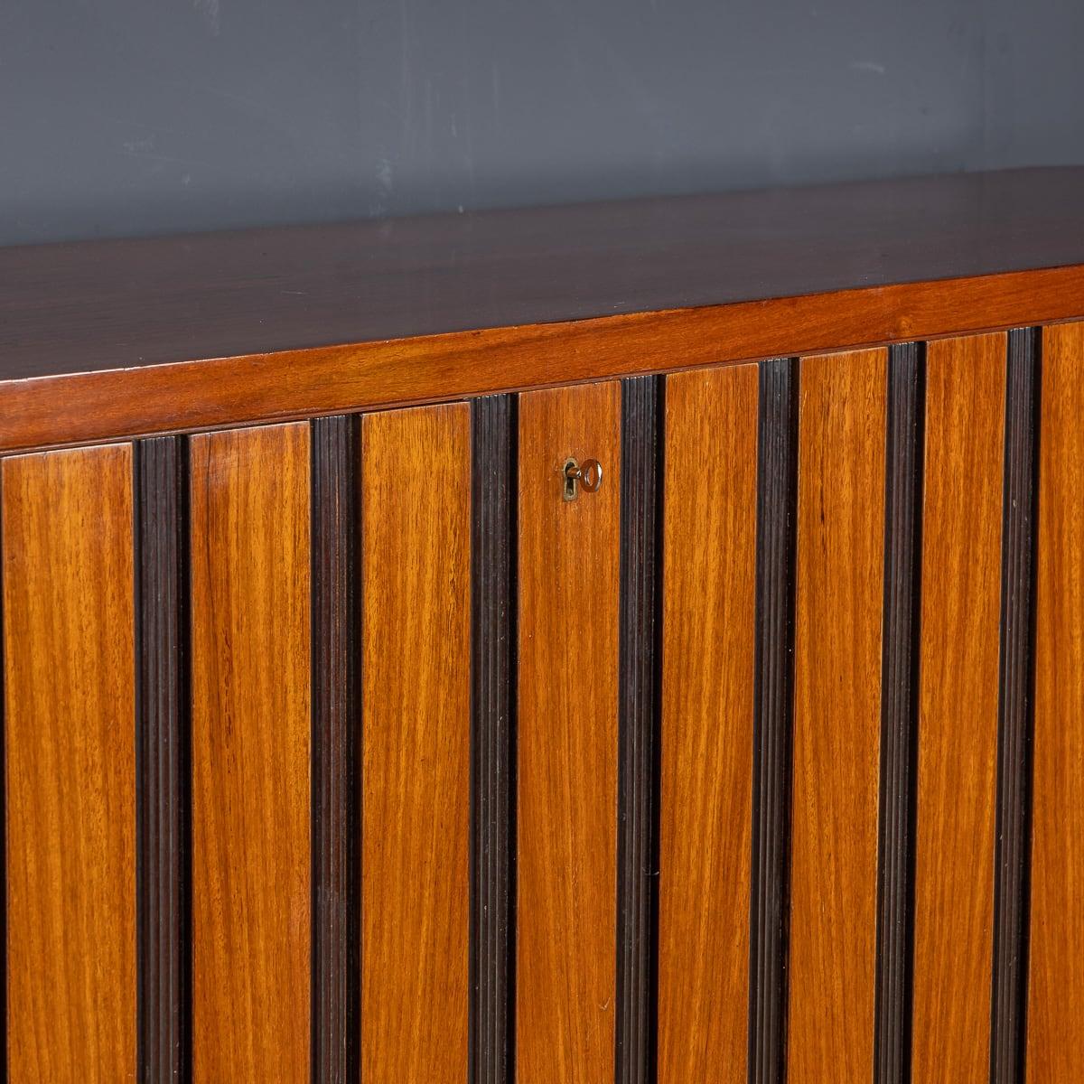 Buffet in legno a righe di Paolo Buffa della metà del XX secolo, 1950 ca. in vendita 3