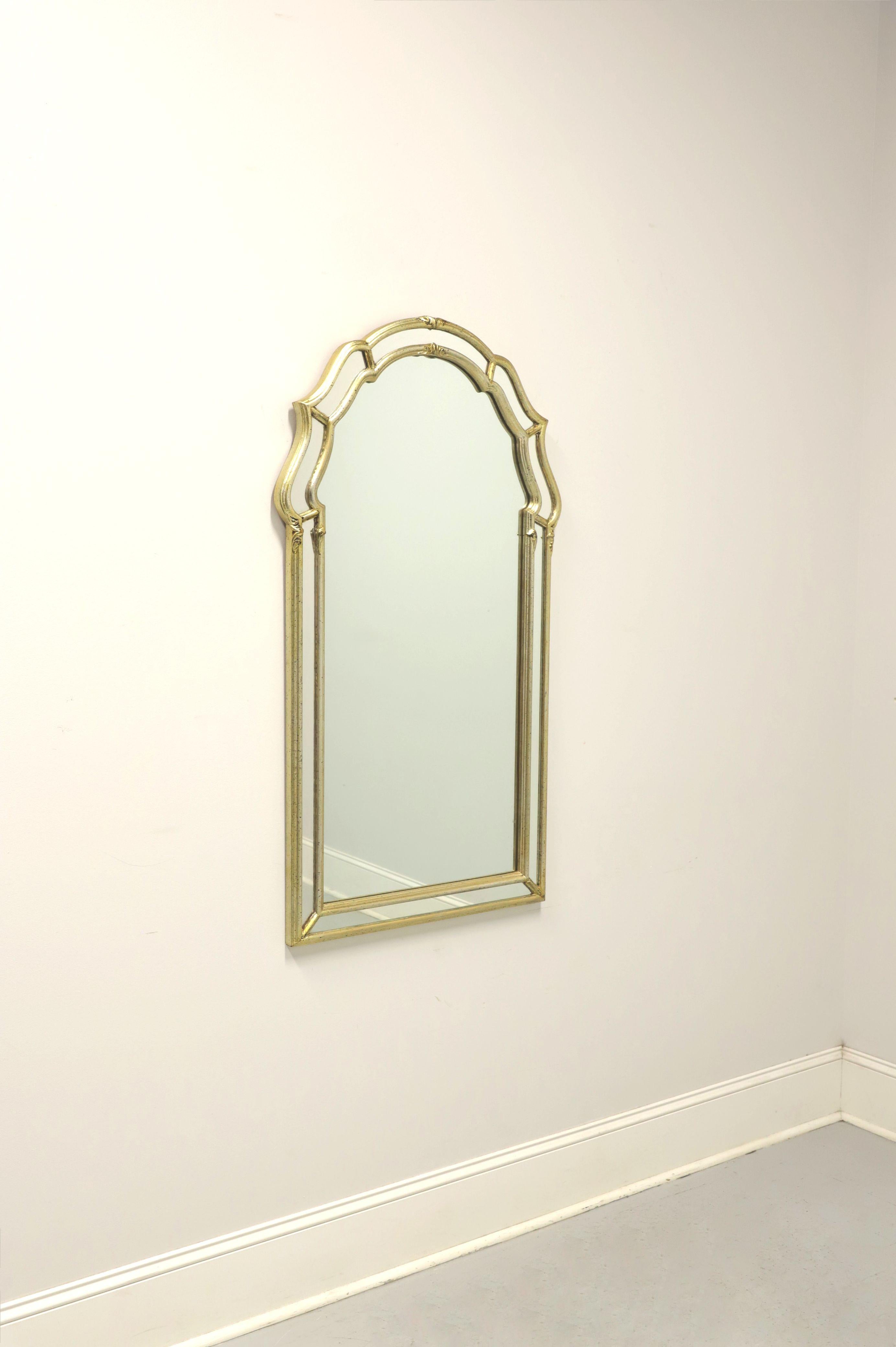 Ein italienischer Wandspiegel im Regency-Stil, ohne Markenzeichen. Verspiegeltes Glas in einem goldfarbenen Massivholzrahmen. Mit gewölbtem Oberteil und Spiegelstreifen an den Außenkanten. Hergestellt in Italien, Mitte des 20. Jahrhunderts. 

Maße: