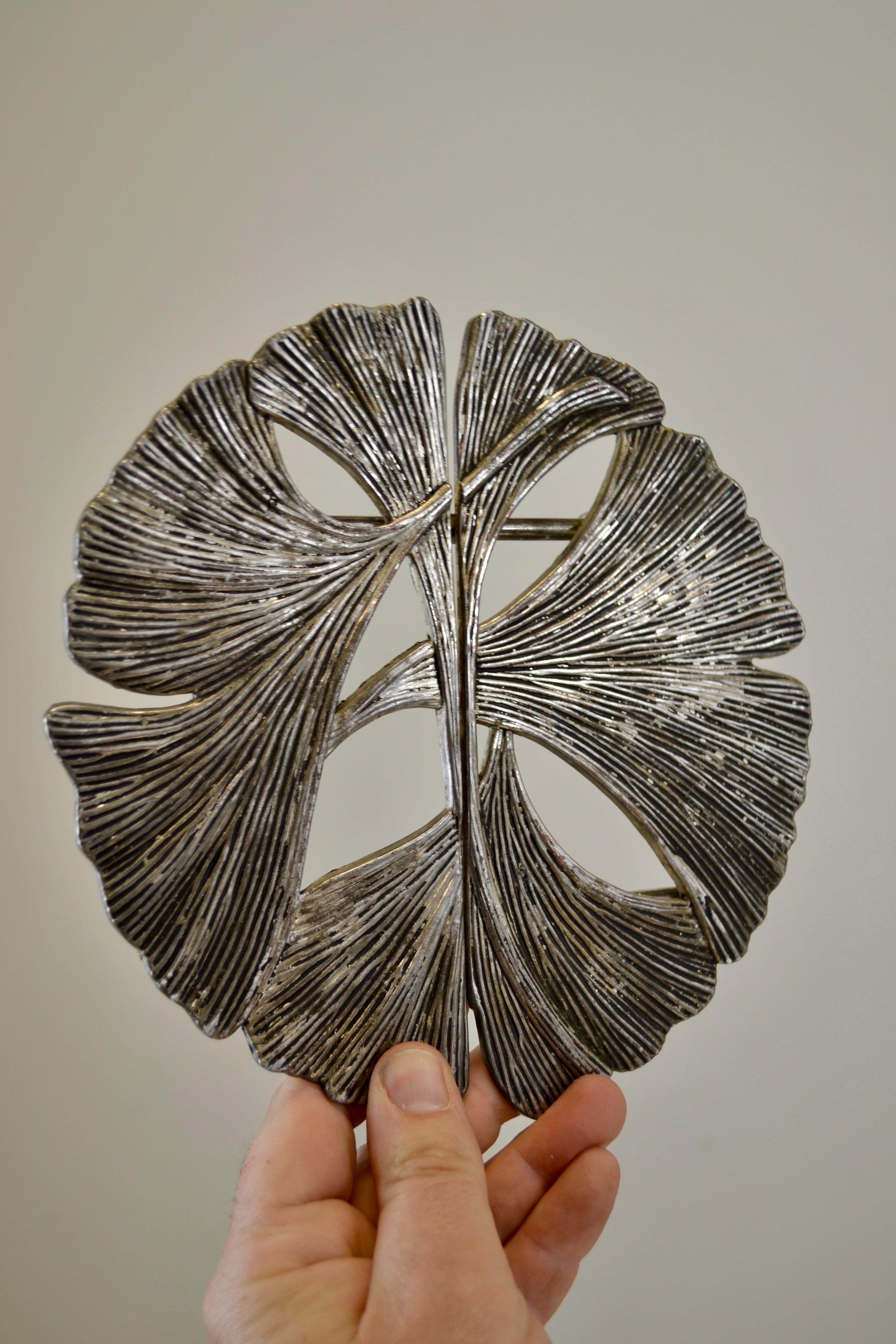 Dessous-de-plat télescopique italien du milieu du 20e siècle avec motif de feuilles de ginkgo Bon état - En vente à SOTTEVILLE-LÈS-ROUEN, FR
