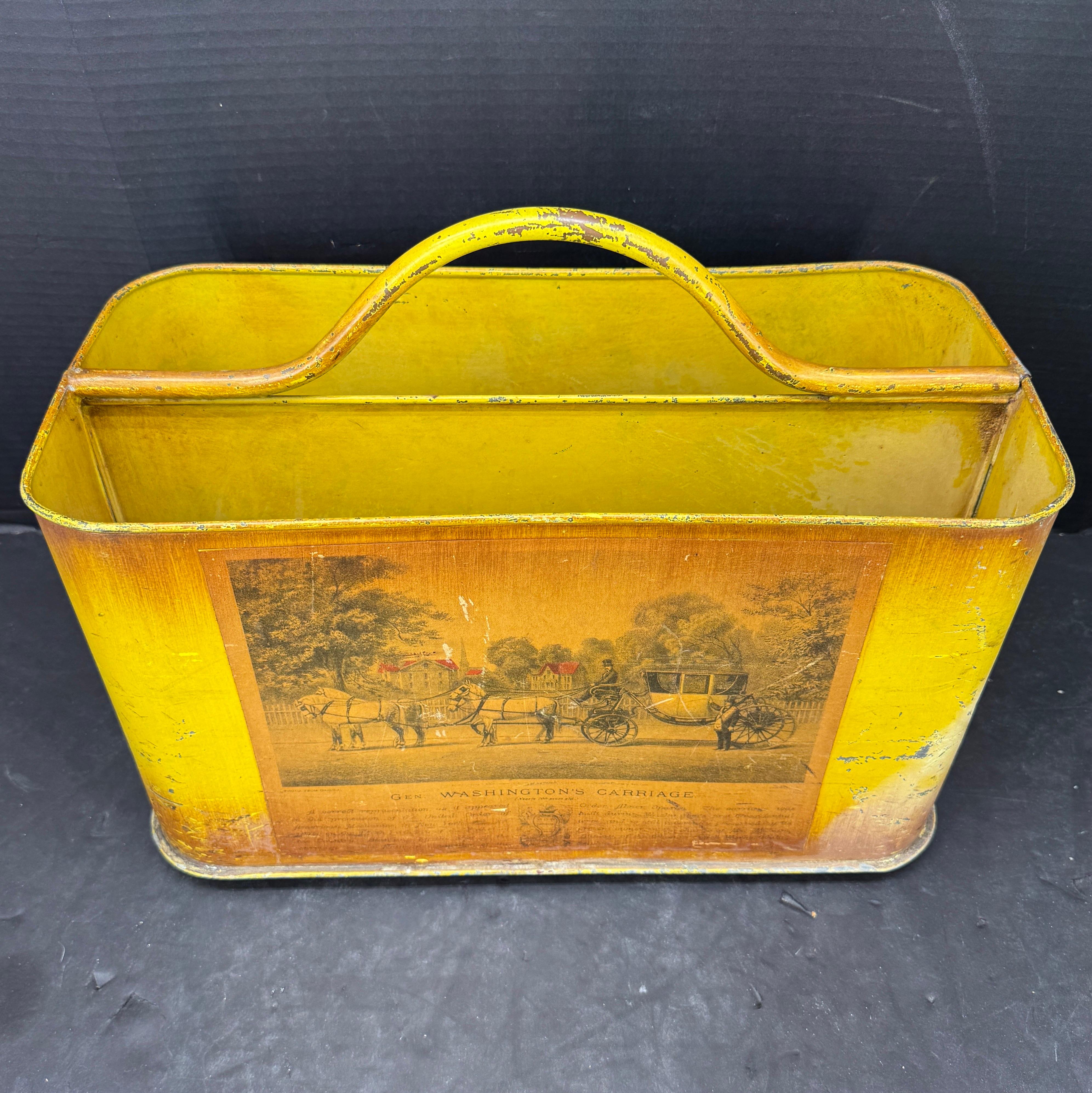 Elegante e versatile portariviste in metallo giallo con l'immagine della carrozza di Georges Washington. Questo pezzo robusto è meraviglioso da solo o funzionale a contenere giornali o riviste. Il design elegante rende questo pezzo una scelta