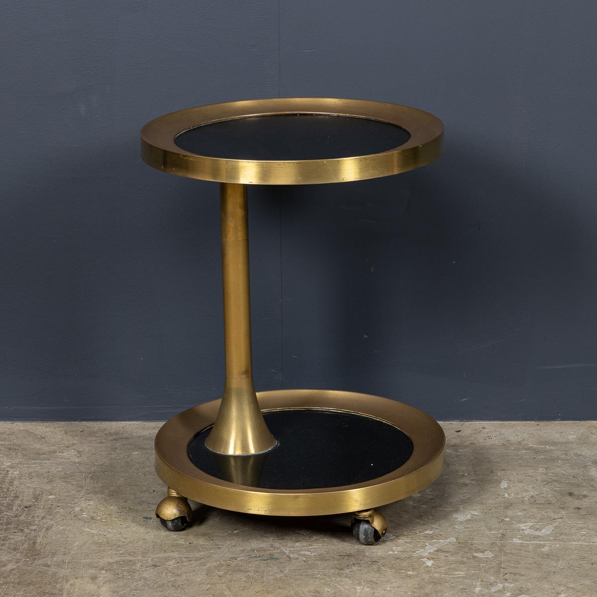 Superbe table d'appoint italienne à deux niveaux sur roulettes du milieu du XXe siècle, conçue par Ignazio Gardella. Cette étonnante pièce or et noire, qu'elle soit utilisée comme petite table ou comme chariot élancé, reflète clairement l'influence