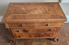 Arcón joyero italiano de mediados del siglo XX de nogal con incrustaciones