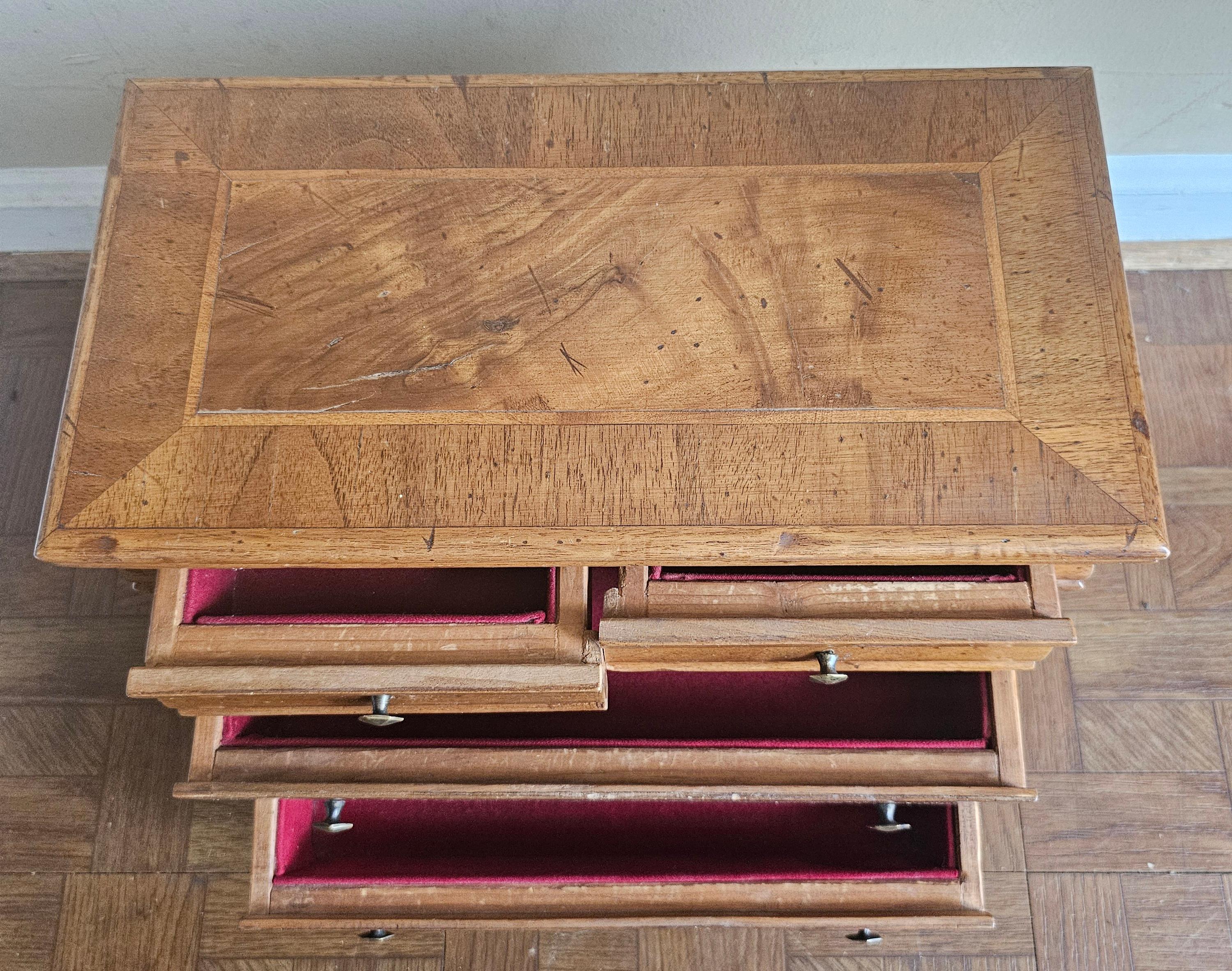 Mid 20th Century Italian Walnut Crossbanded Inlaid Jewelry Chest In Good Condition For Sale In Germantown, MD