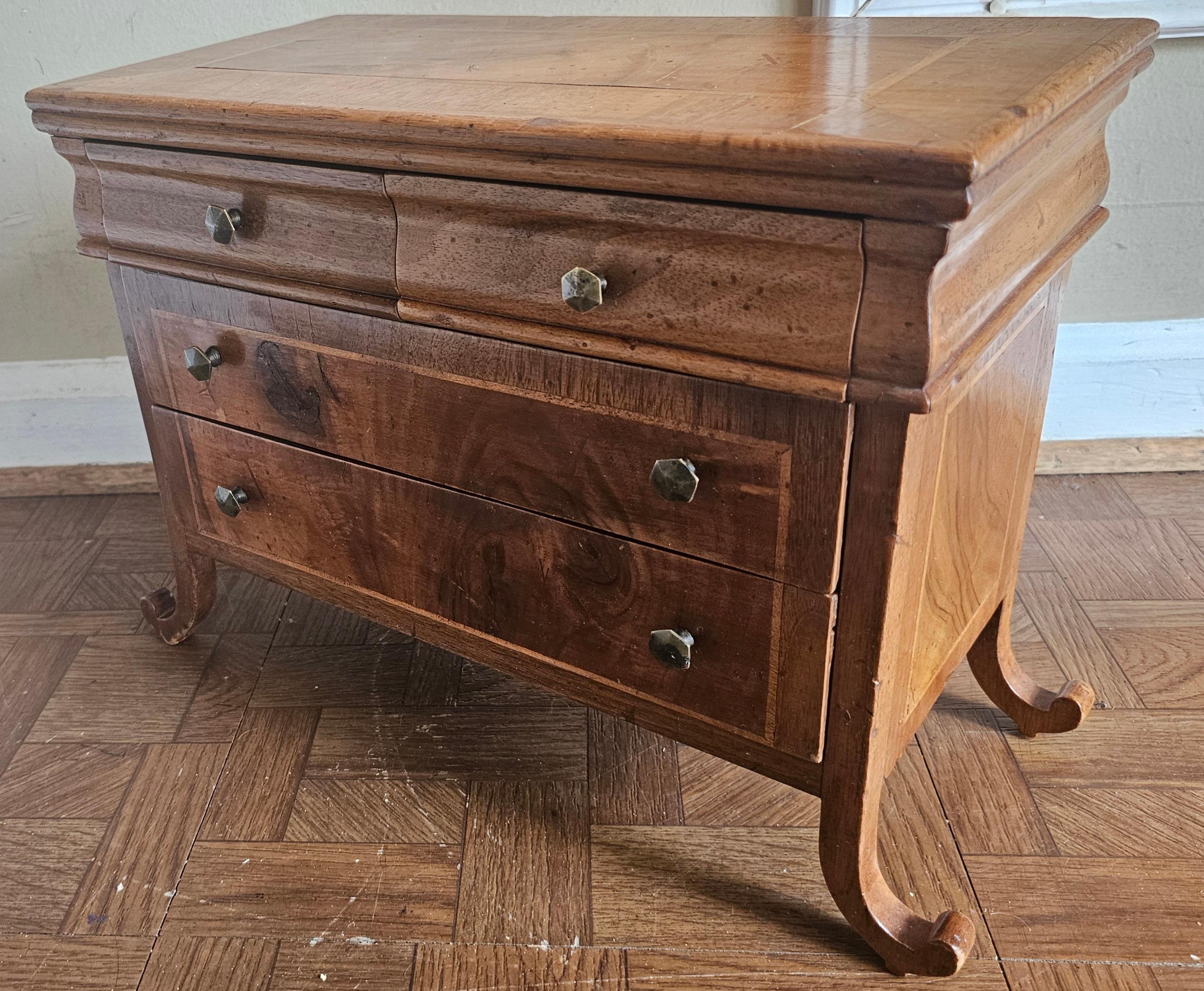 Mid 20th Century Italian Walnut Crossbanded Inlaid Jewelry Chest For Sale 1