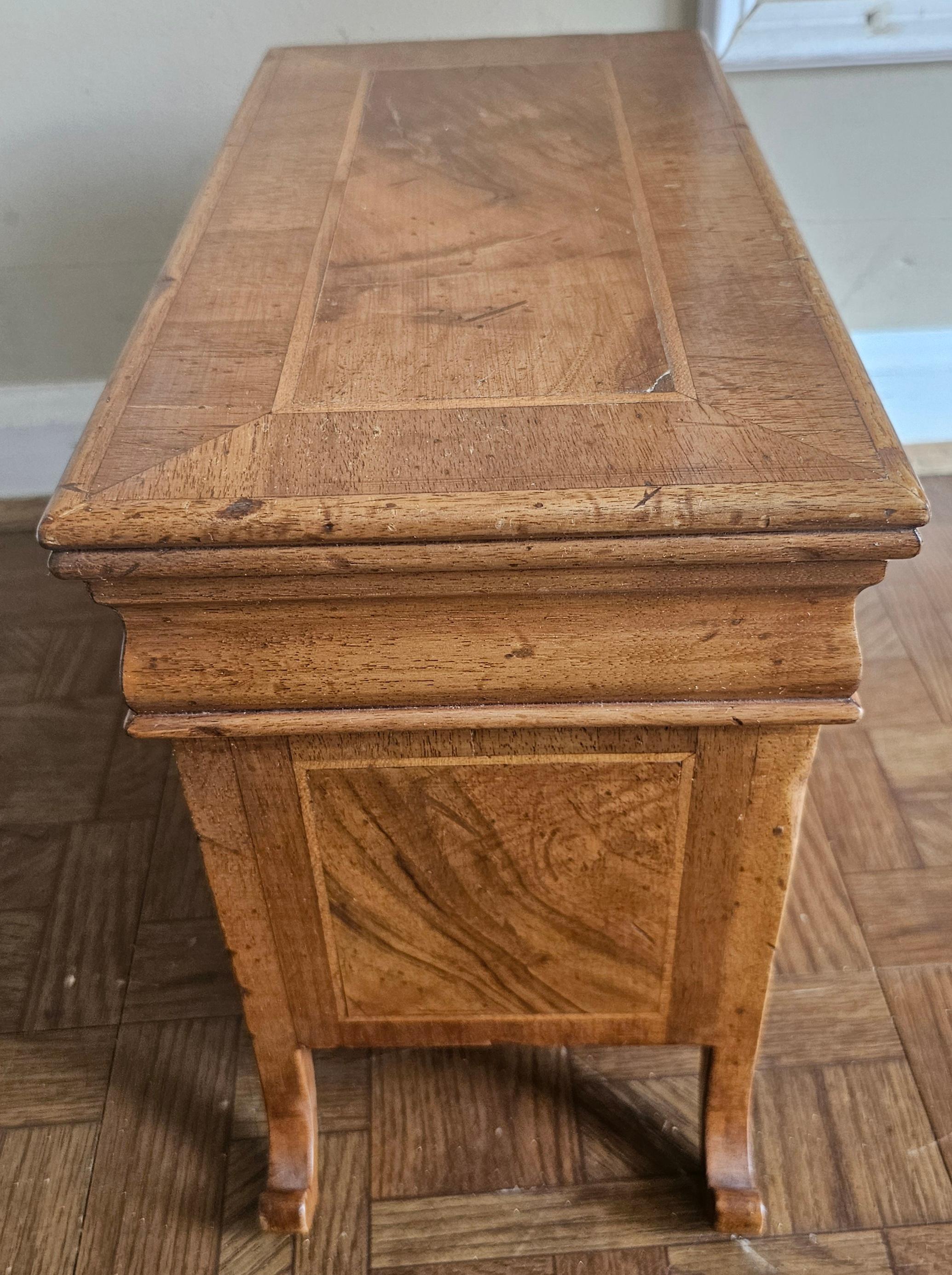 Mid 20th Century Italian Walnut Crossbanded Inlaid Jewelry Chest For Sale 2