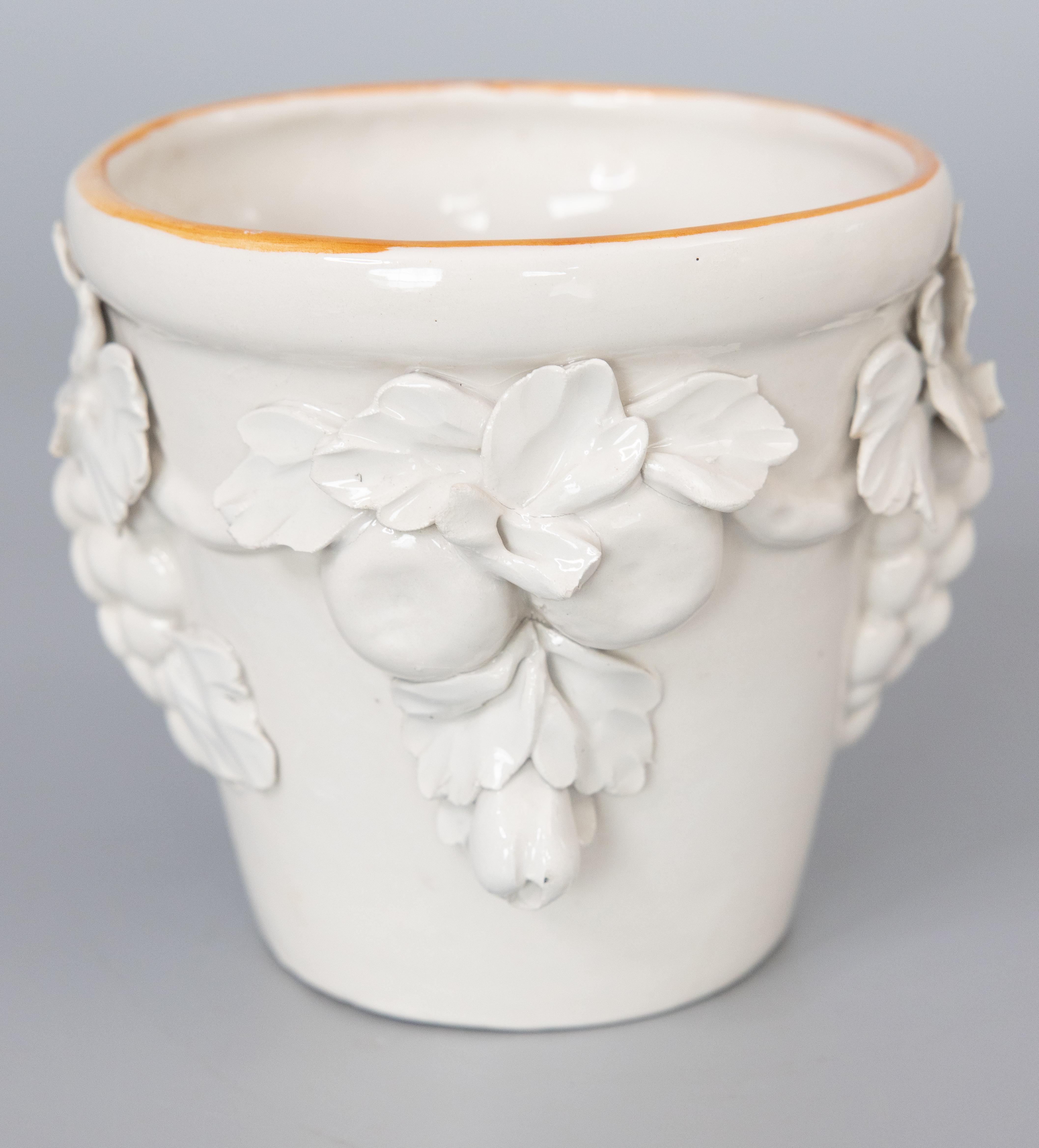 Un joli petit cache-pot ou jardinière en majolique italienne blanc crème du milieu du siècle. Marqué 