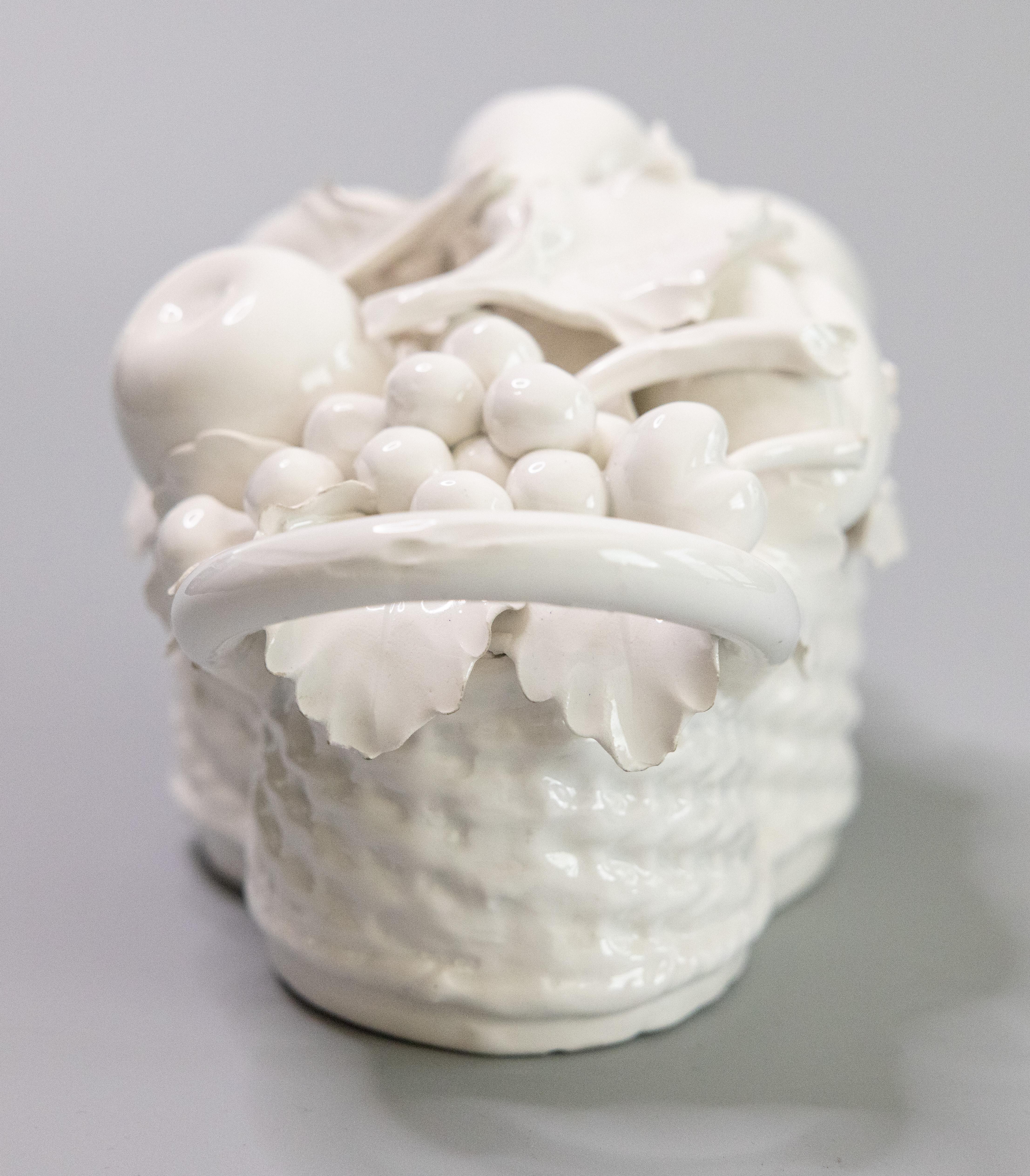 Eine atemberaubende Mitte des Jahrhunderts italienischen Blanc de Chine Sahne glasiertem Porzellan handgefertigt Obst Schüssel oder Korb Mittelstück. Gekennzeichnet mit 