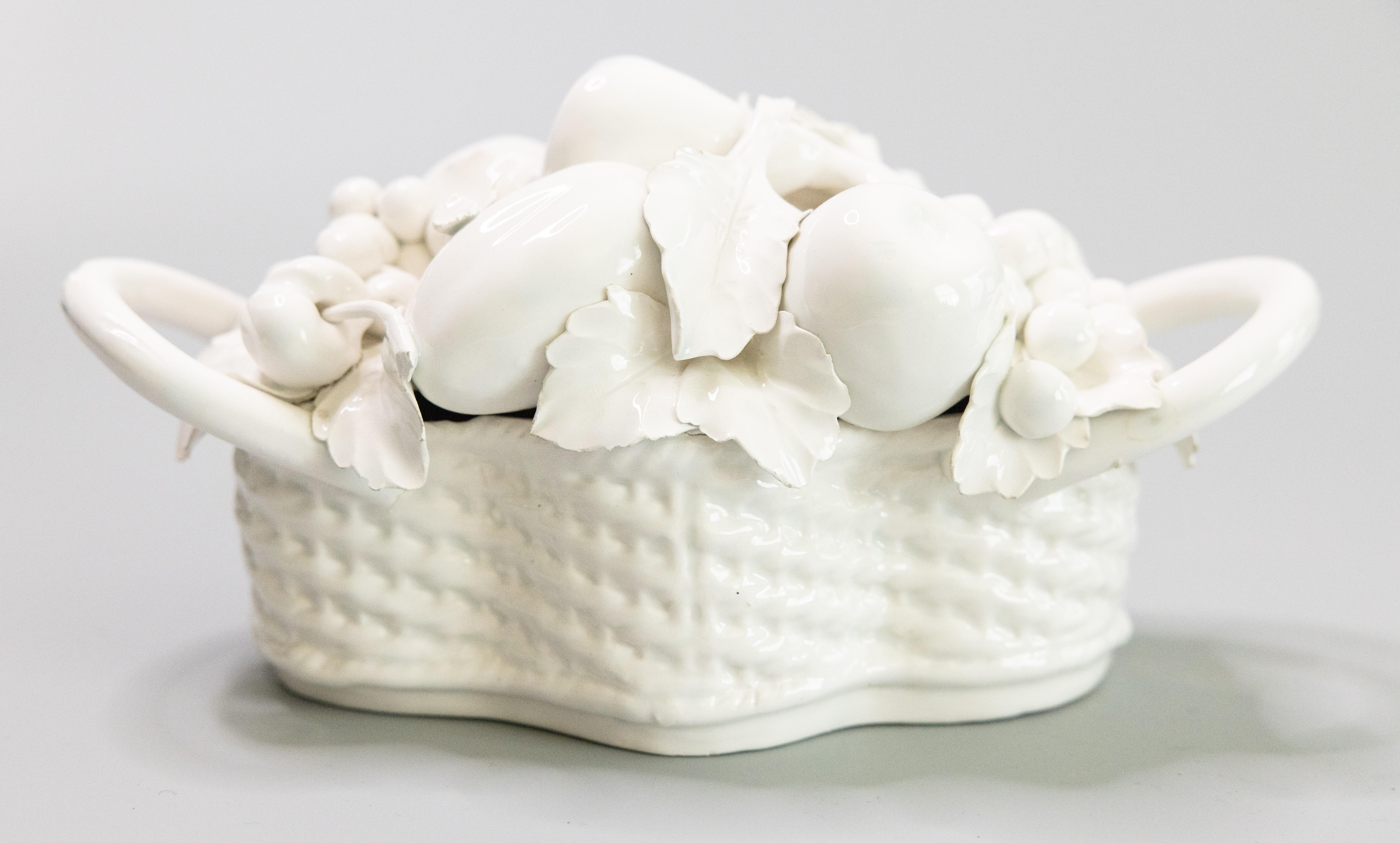 Mitte des 20. Jahrhunderts Italienischer Weißer Blanc De Chine Sahnegeschirr Obstkorb Tafelaufsatz (Gebrannt) im Angebot