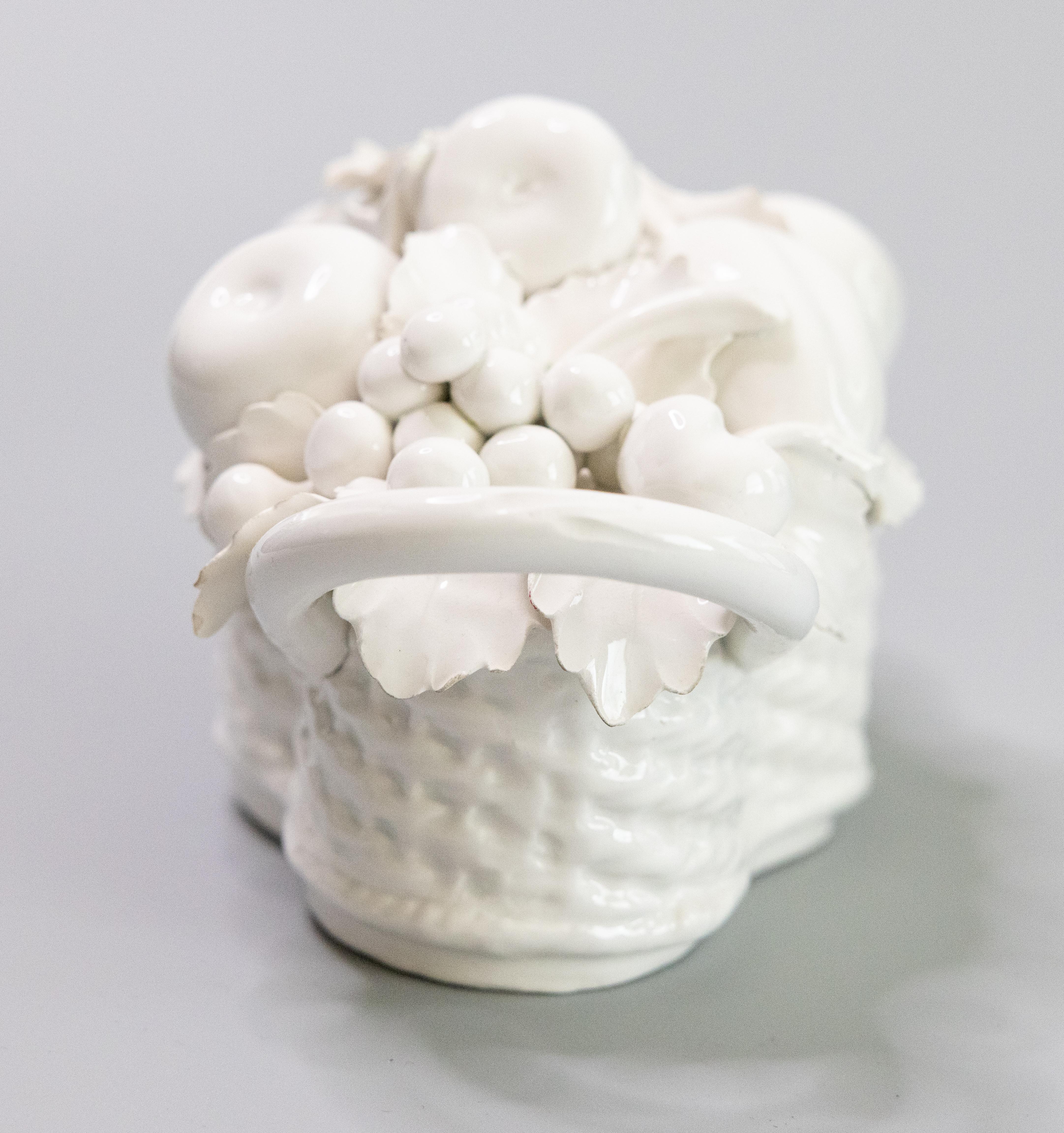 Mitte des 20. Jahrhunderts Italienischer Weißer Blanc De Chine Sahnegeschirr Obstkorb Tafelaufsatz im Zustand „Gut“ im Angebot in Pearland, TX