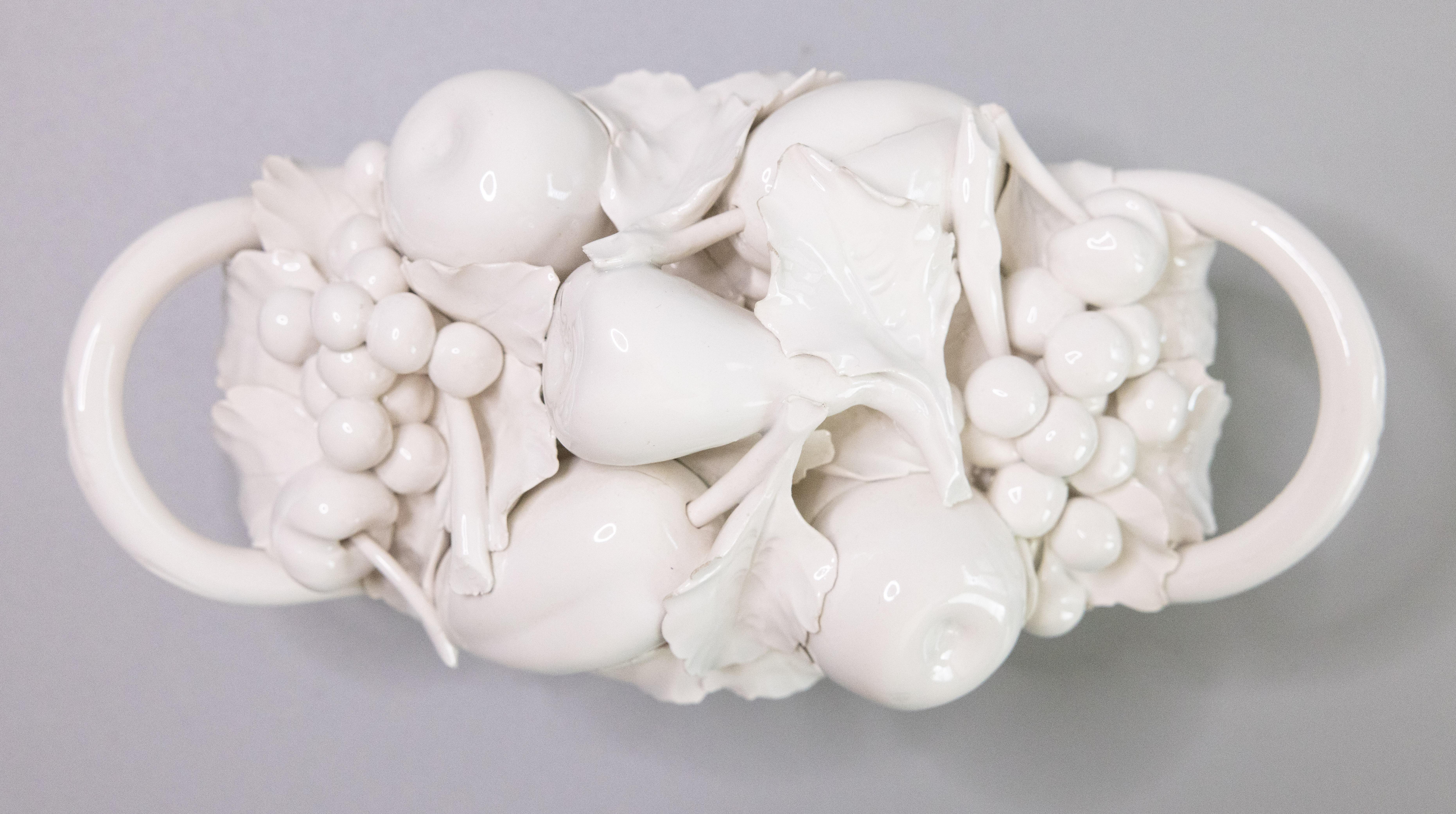 Mitte des 20. Jahrhunderts Italienischer Weißer Blanc De Chine Sahnegeschirr Obstkorb Tafelaufsatz (Wedgwoodware) im Angebot