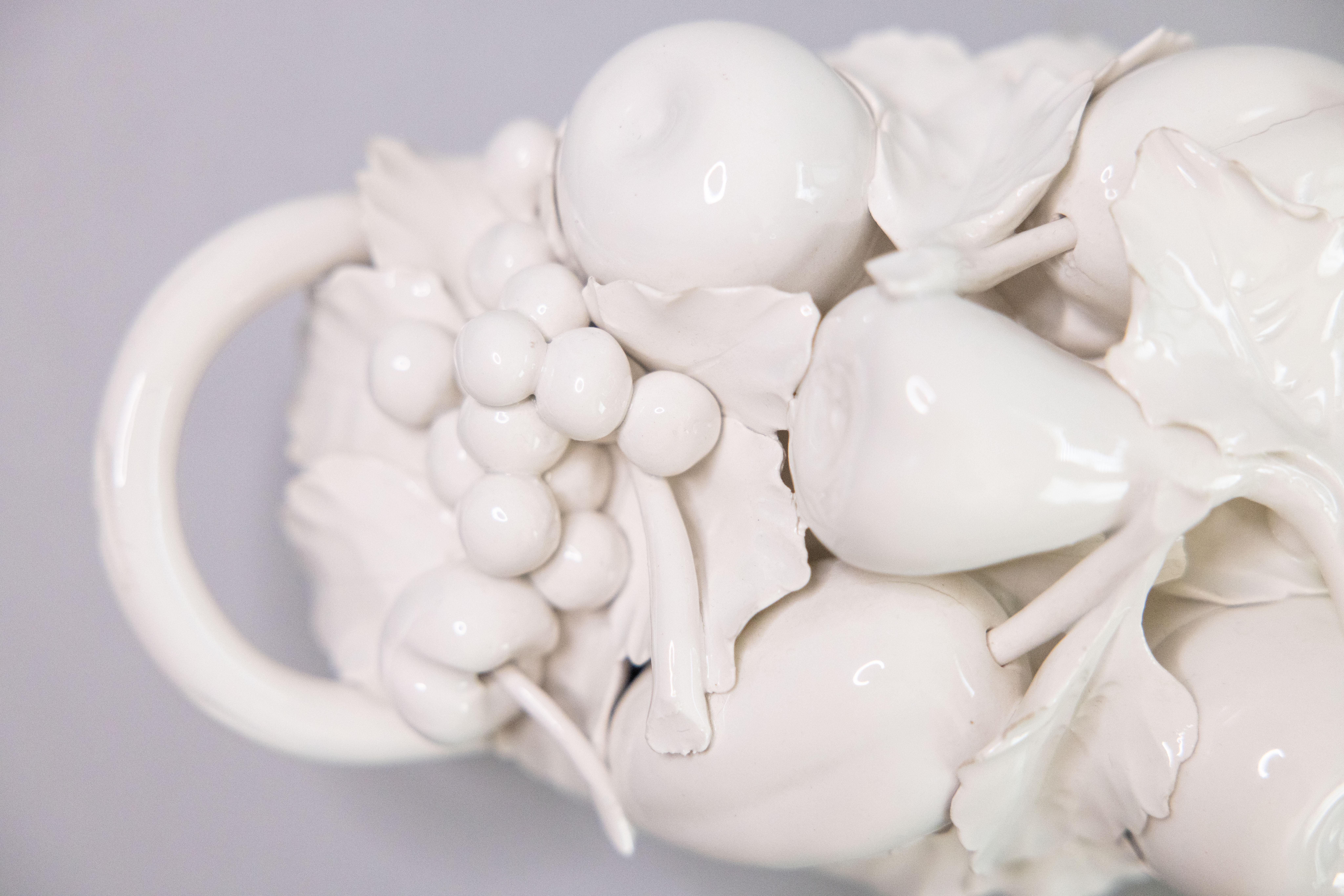 Mitte des 20. Jahrhunderts Italienischer Weißer Blanc De Chine Sahnegeschirr Obstkorb Tafelaufsatz im Angebot 1