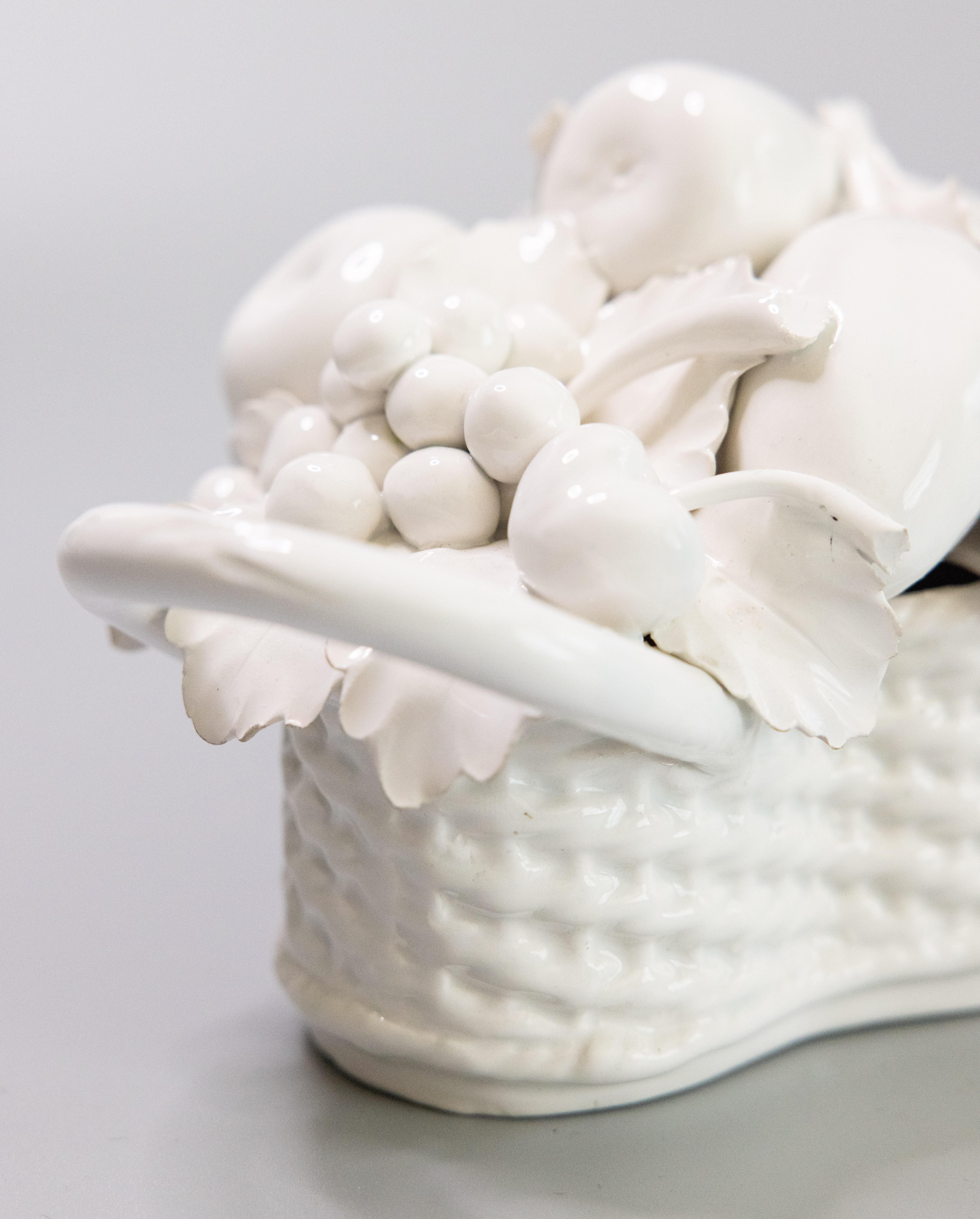 Mitte des 20. Jahrhunderts Italienischer Weißer Blanc De Chine Sahnegeschirr Obstkorb Tafelaufsatz im Angebot 2