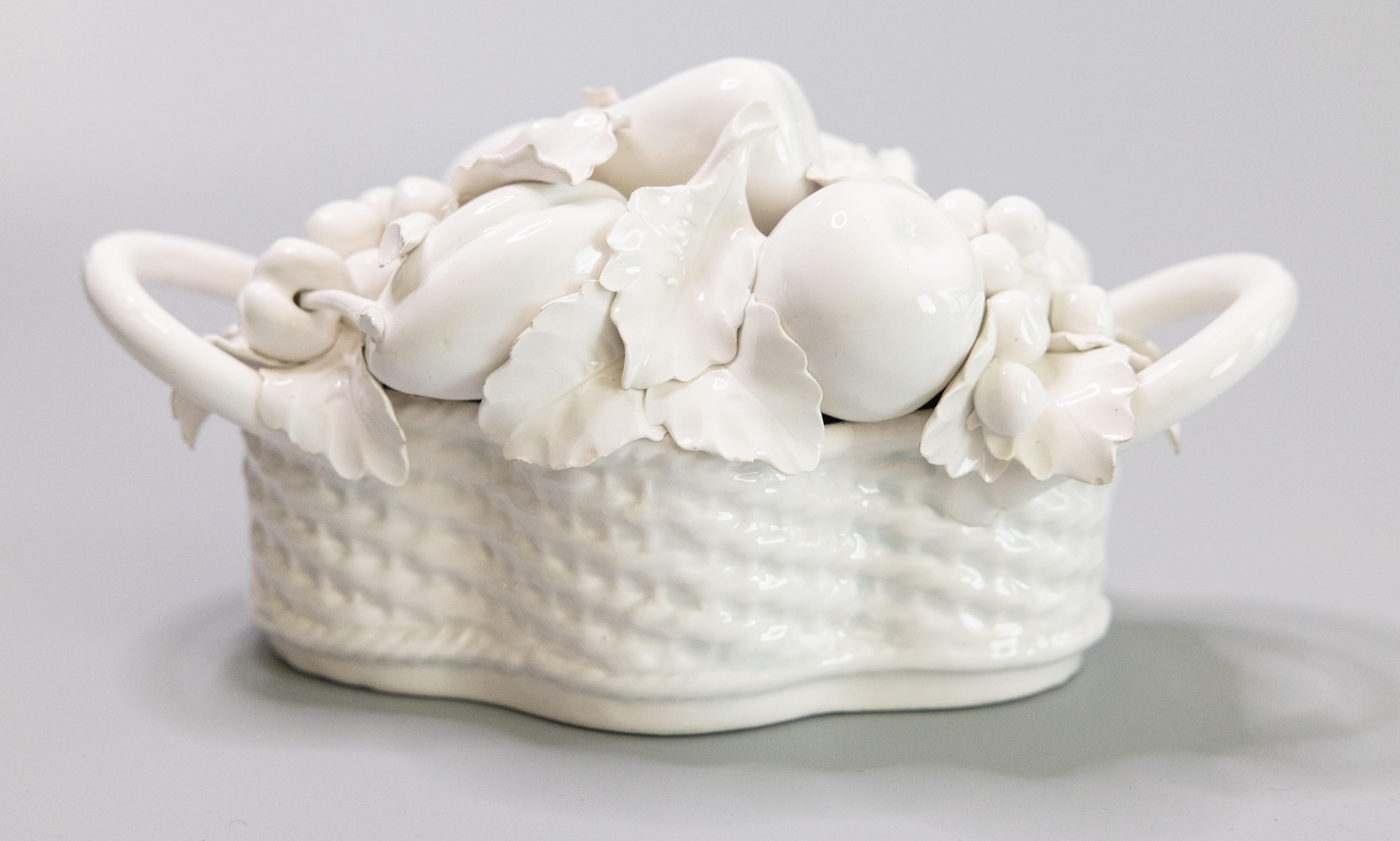 Mitte des 20. Jahrhunderts Italienischer Weißer Blanc De Chine Sahnegeschirr Obstkorb Tafelaufsatz im Angebot 4