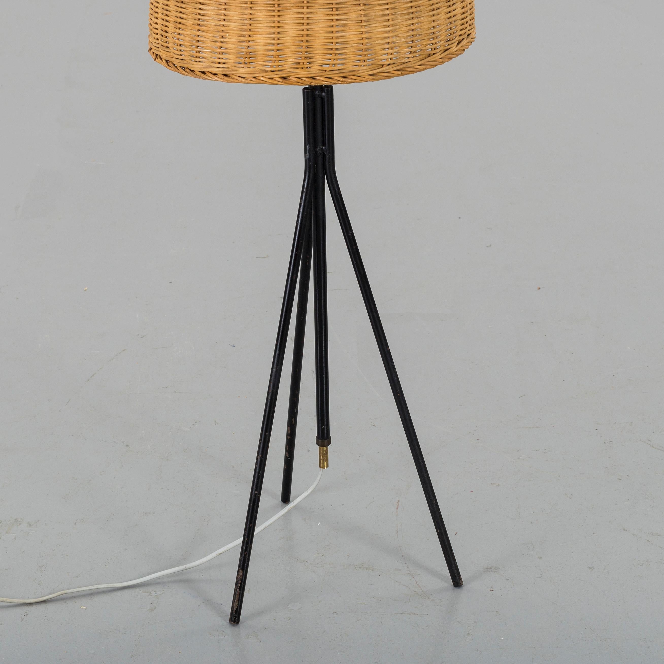 Italienische Steh- oder Tischlampe aus der Mitte des 20. Jahrhunderts aus schwarzem Eisen, Messing und Weide.