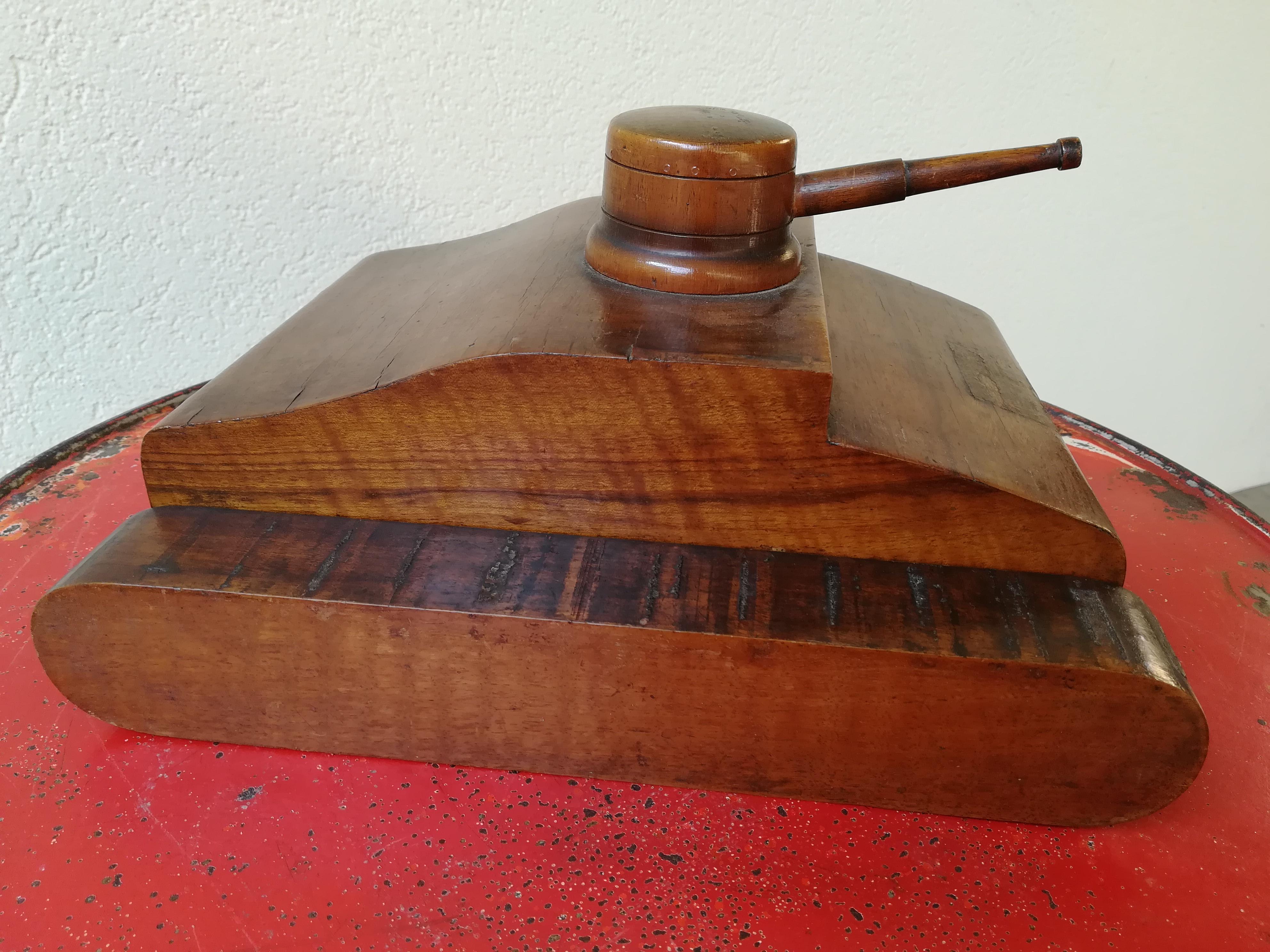 Mid-20th Century Italian Wood Box in a Shape of a Military Tank, 1940 In Good Condition For Sale In Milan, Italy