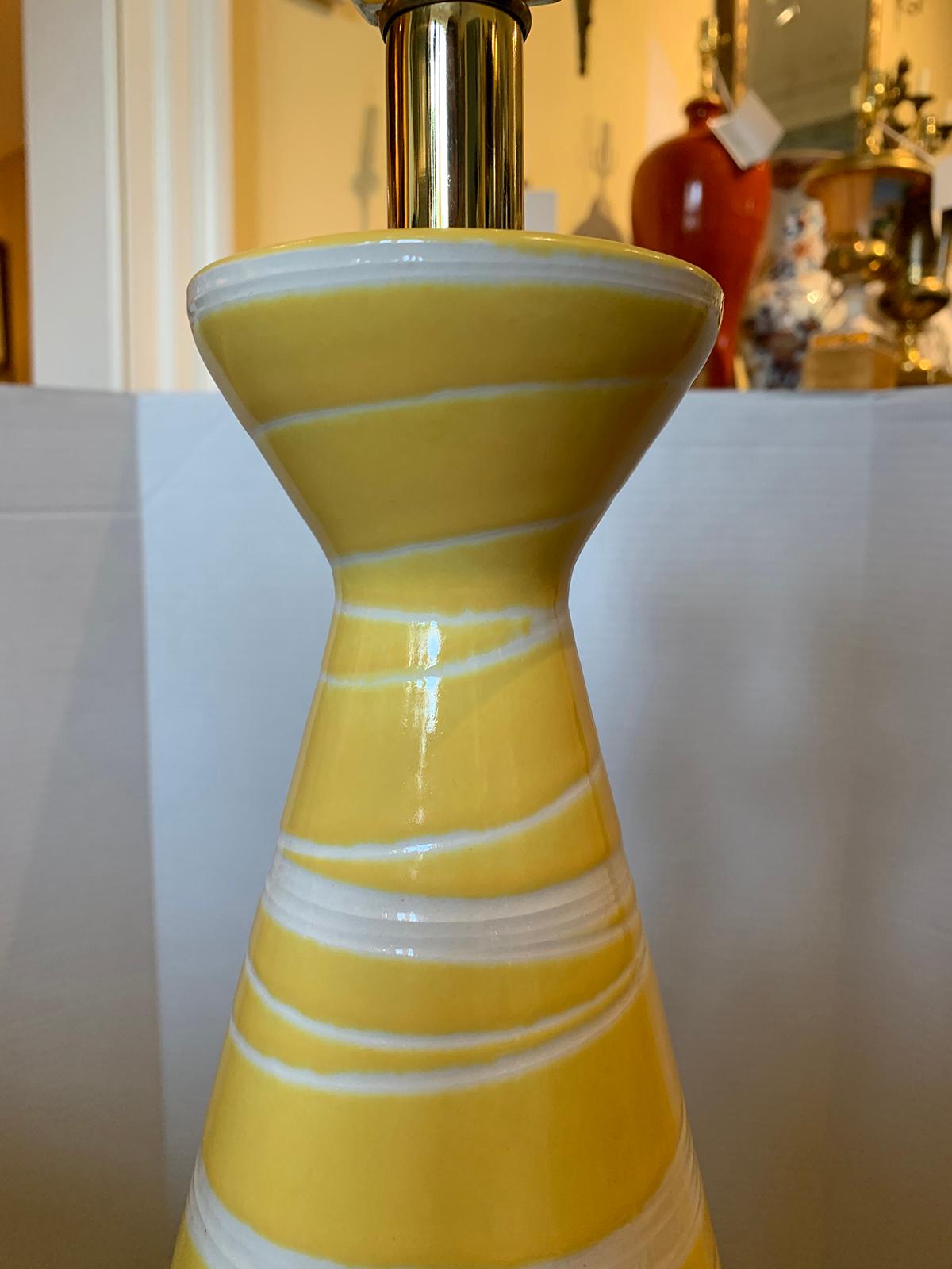 Mid-20th Century Italian Yellow and White Swirl Glazed Pottery Lamp For Sale 7