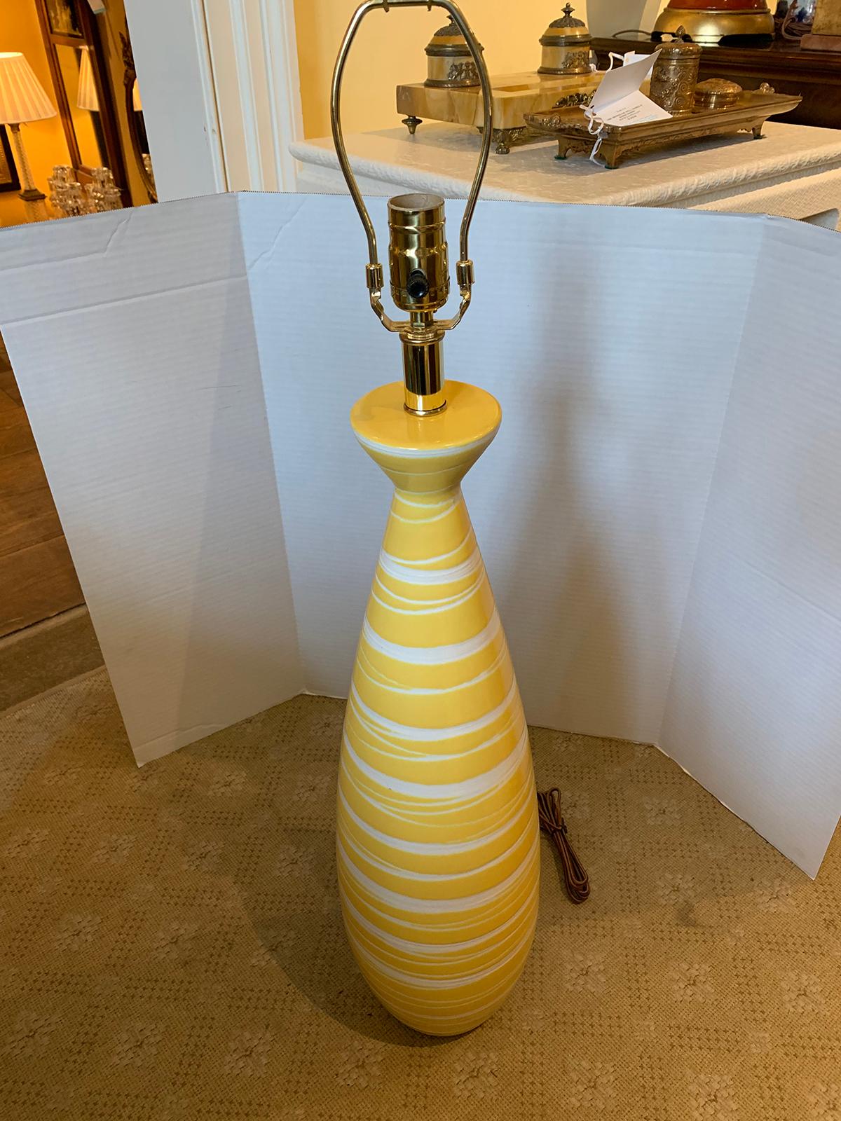 Mid-20th Century Italian Yellow and White Swirl Glazed Pottery Lamp For Sale 10