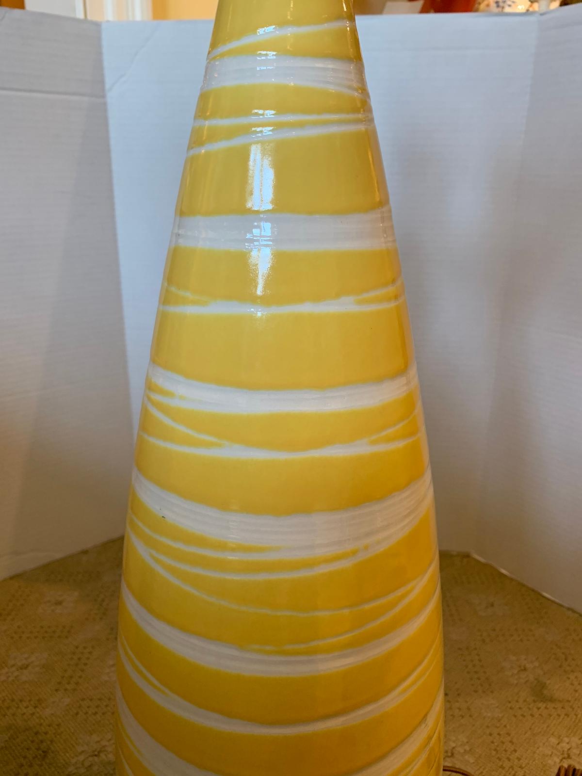 Mid-20th Century Italian Yellow and White Swirl Glazed Pottery Lamp In Good Condition For Sale In Atlanta, GA