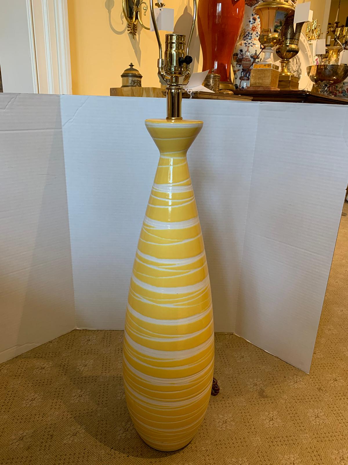 Mid-20th Century Italian Yellow and White Swirl Glazed Pottery Lamp For Sale 1