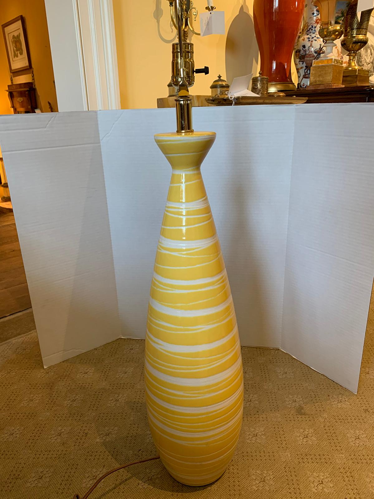 Mid-20th Century Italian Yellow and White Swirl Glazed Pottery Lamp For Sale 2