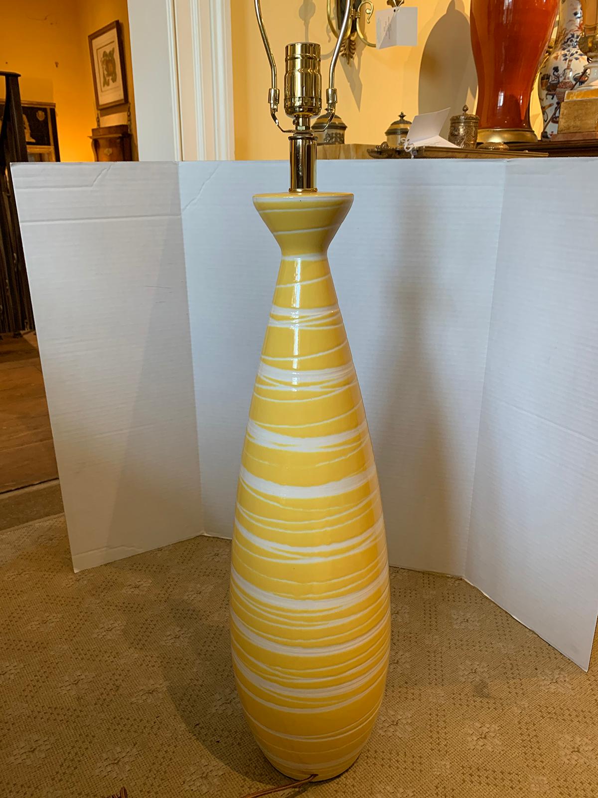 Mid-20th Century Italian Yellow and White Swirl Glazed Pottery Lamp For Sale 3