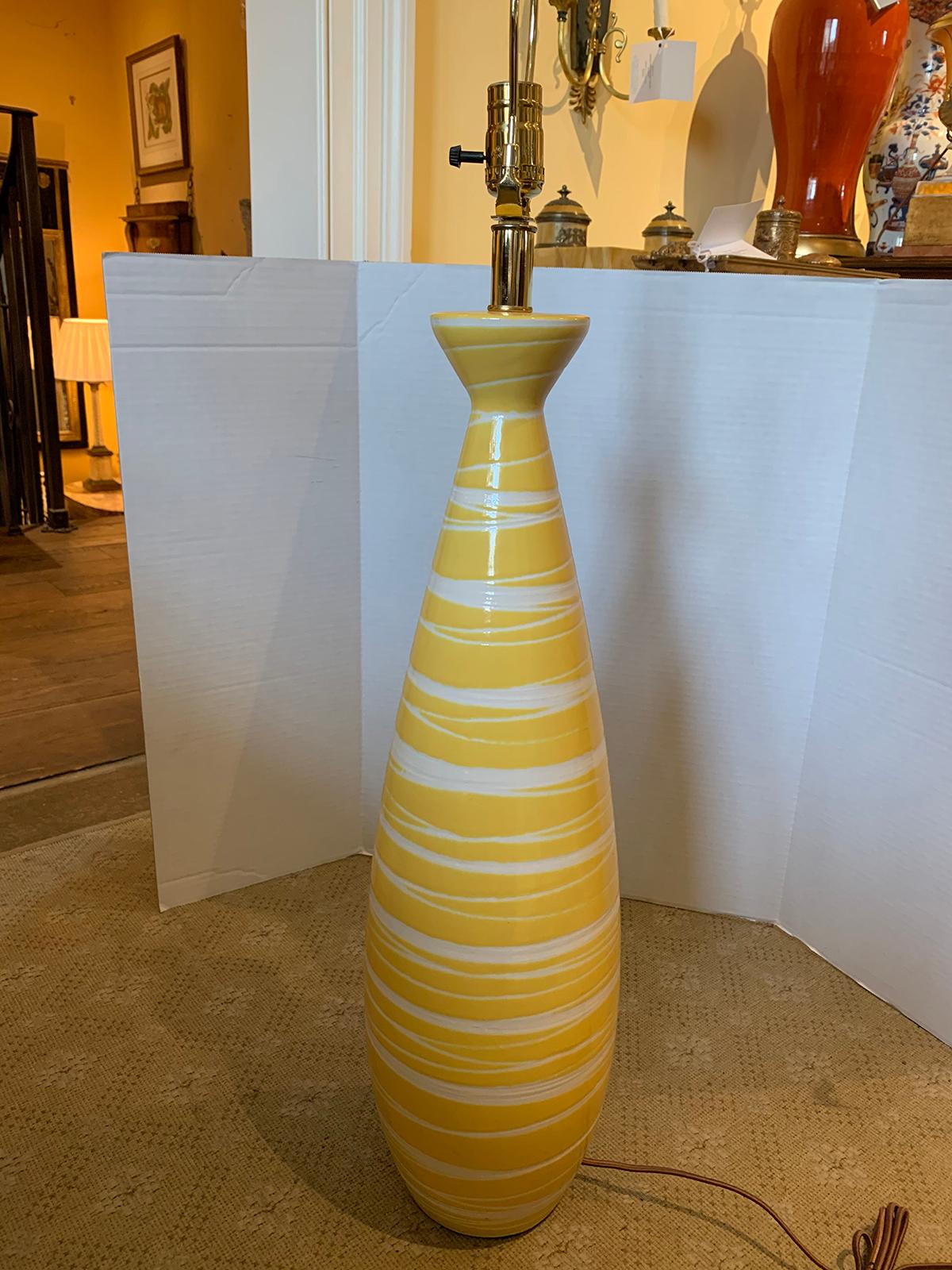 Mid-20th Century Italian Yellow and White Swirl Glazed Pottery Lamp For Sale 5