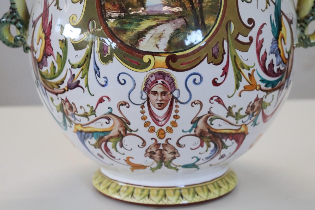 Italie, milieu du 20e siècle Vase en céramique de production de Faenza, signé en vente 3