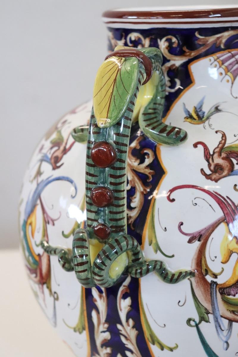 Italie, milieu du 20e siècle Vase en céramique de production de Faenza, signé en vente 4