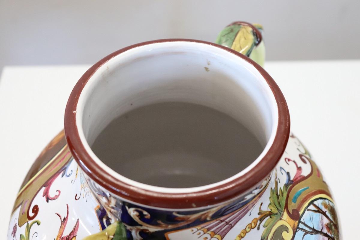 Italie, milieu du 20e siècle Vase en céramique de production de Faenza, signé en vente 5