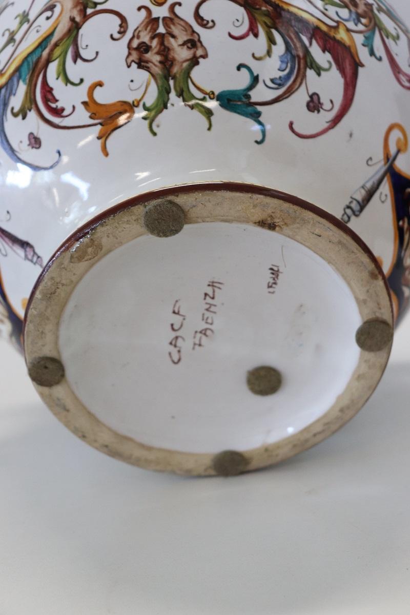 Italie, milieu du 20e siècle Vase en céramique de production de Faenza, signé en vente 6