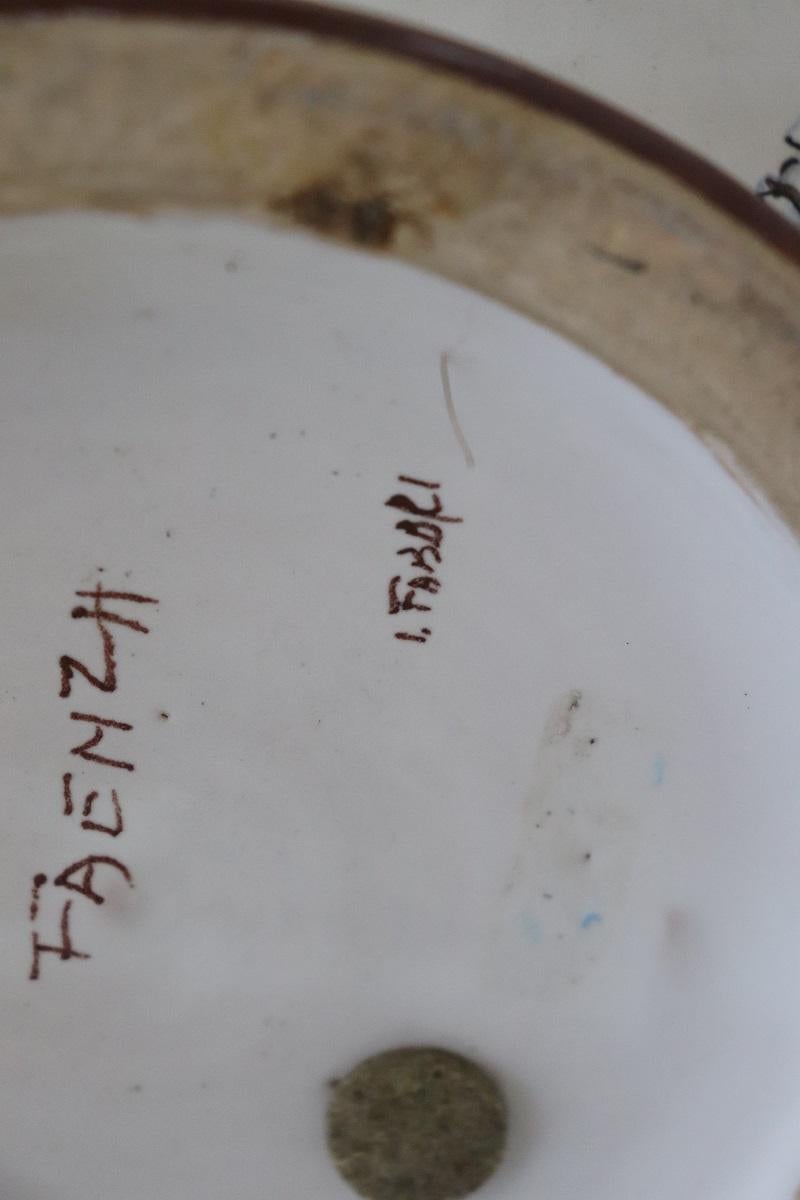 Italie, milieu du 20e siècle Vase en céramique de production de Faenza, signé en vente 7
