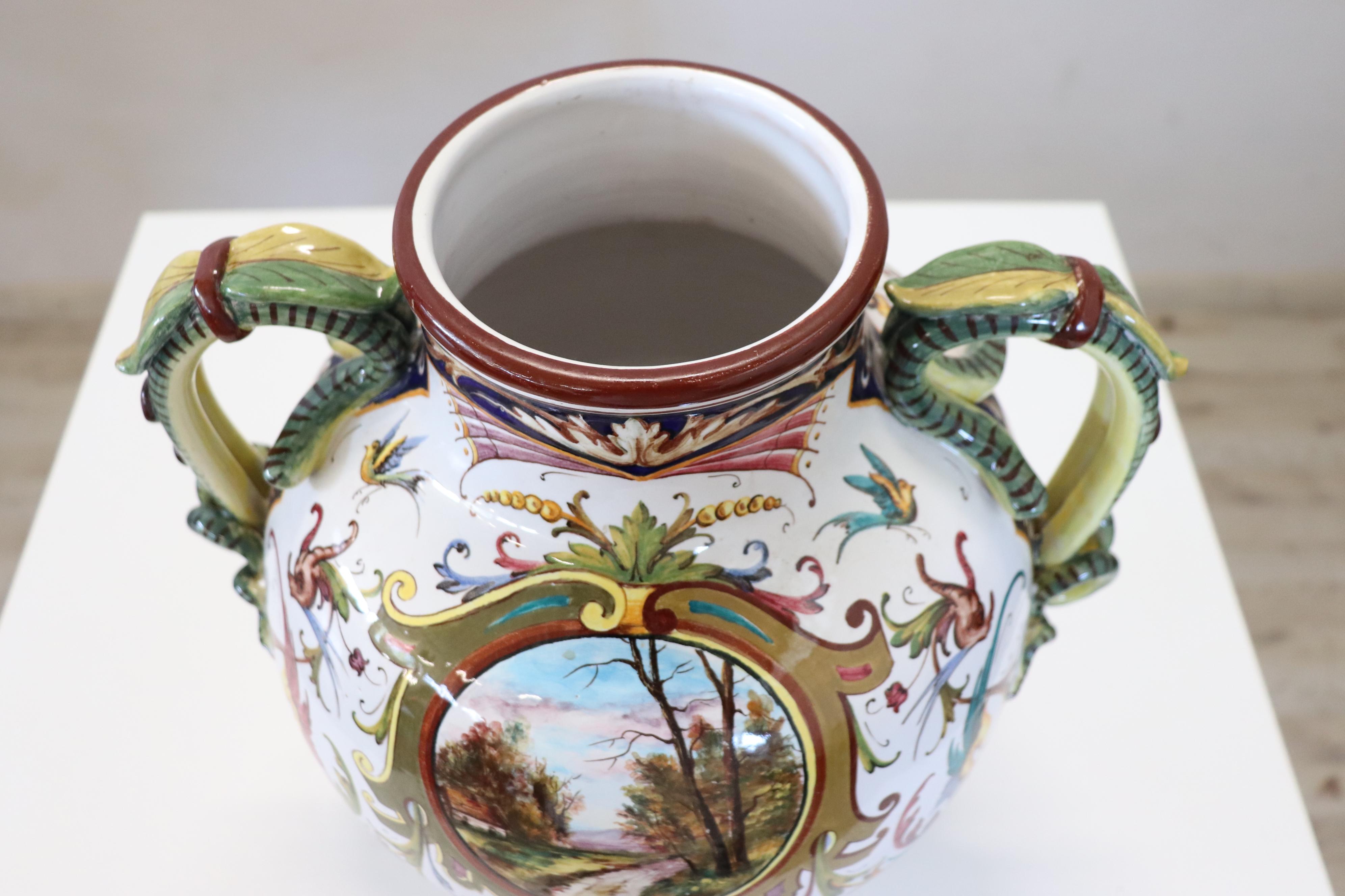 Italie, milieu du 20e siècle Vase en céramique de production de Faenza, signé en vente 8