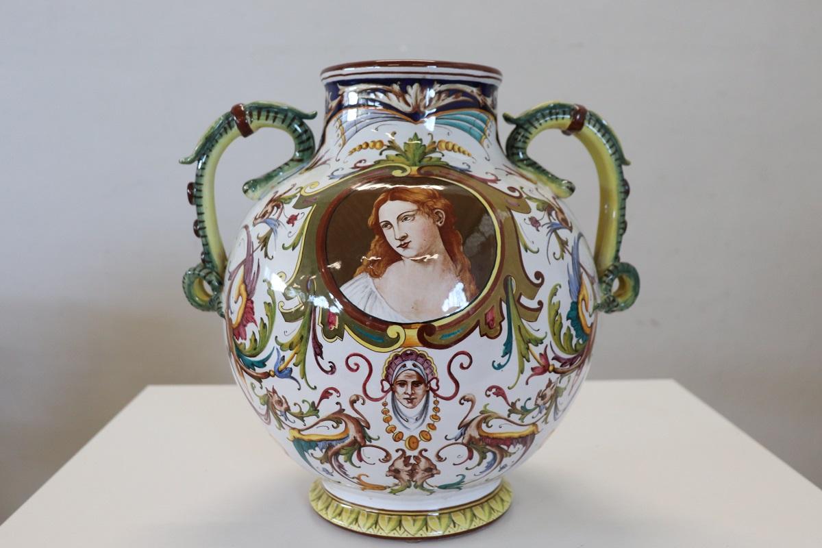 italien Italie, milieu du 20e siècle Vase en céramique de production de Faenza, signé en vente