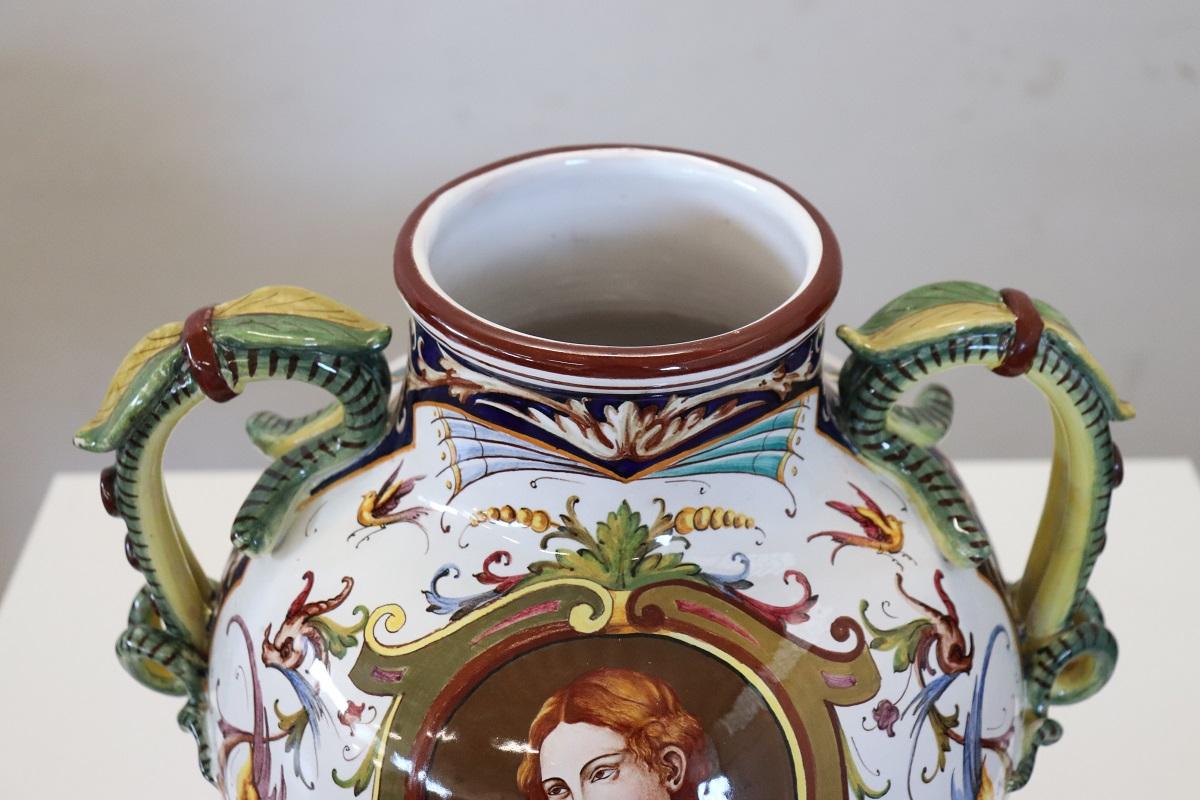 Peint Italie, milieu du 20e siècle Vase en céramique de production de Faenza, signé en vente