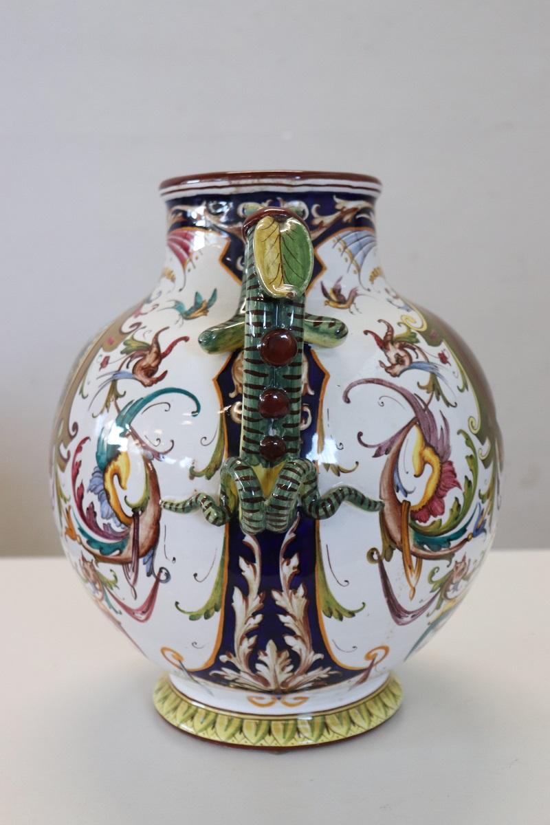 20ième siècle Italie, milieu du 20e siècle Vase en céramique de production de Faenza, signé en vente