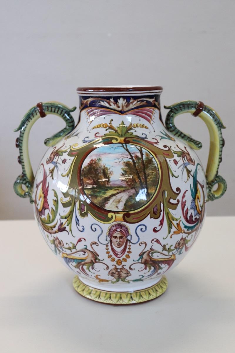 Majolique Italie, milieu du 20e siècle Vase en céramique de production de Faenza, signé en vente
