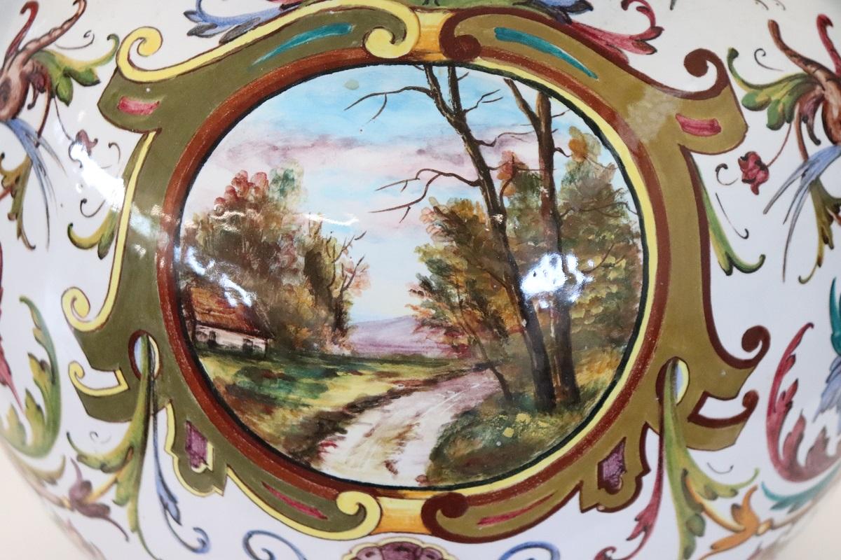 Italie, milieu du 20e siècle Vase en céramique de production de Faenza, signé en vente 1