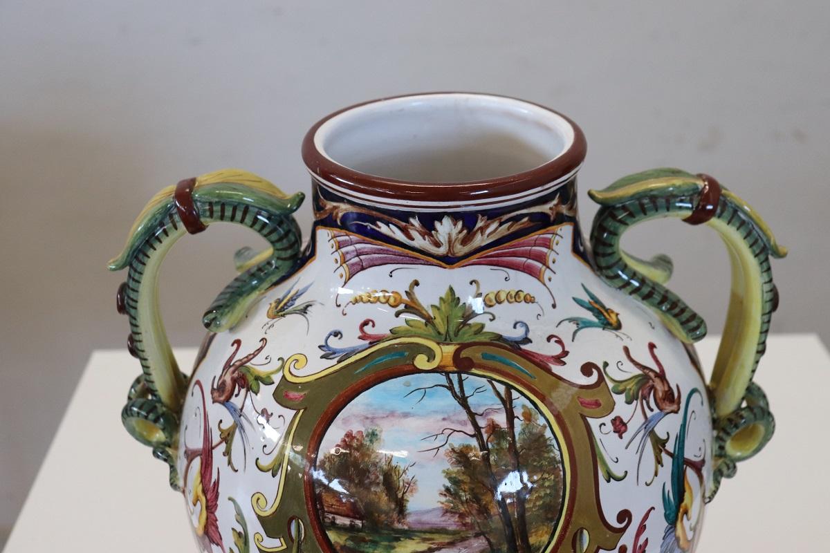 Italie, milieu du 20e siècle Vase en céramique de production de Faenza, signé en vente 2
