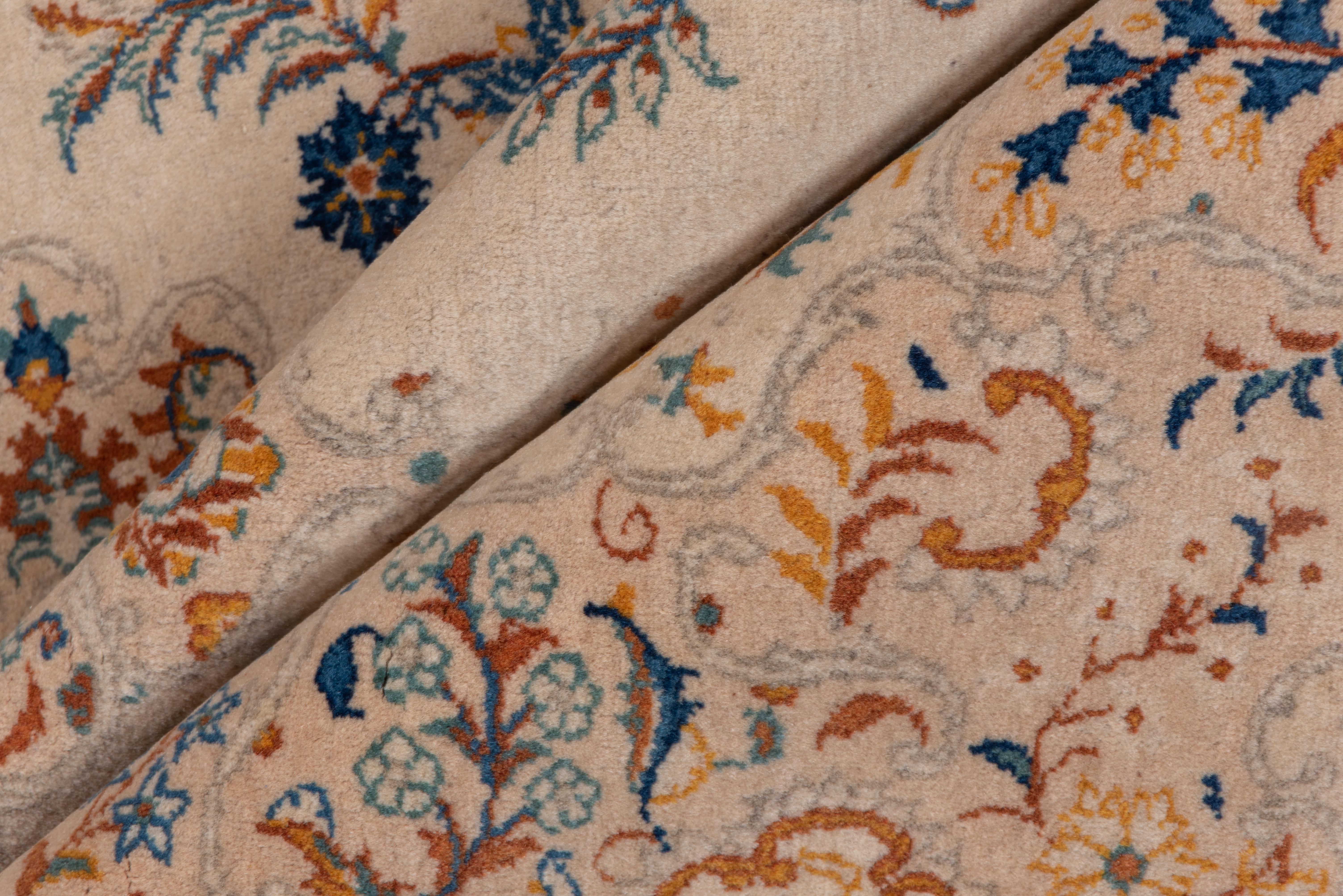 Noué à la main Tapis de Kashan turc ivoire du milieu du 20e siècle, touches d'or et de bleu, poils moyens en vente